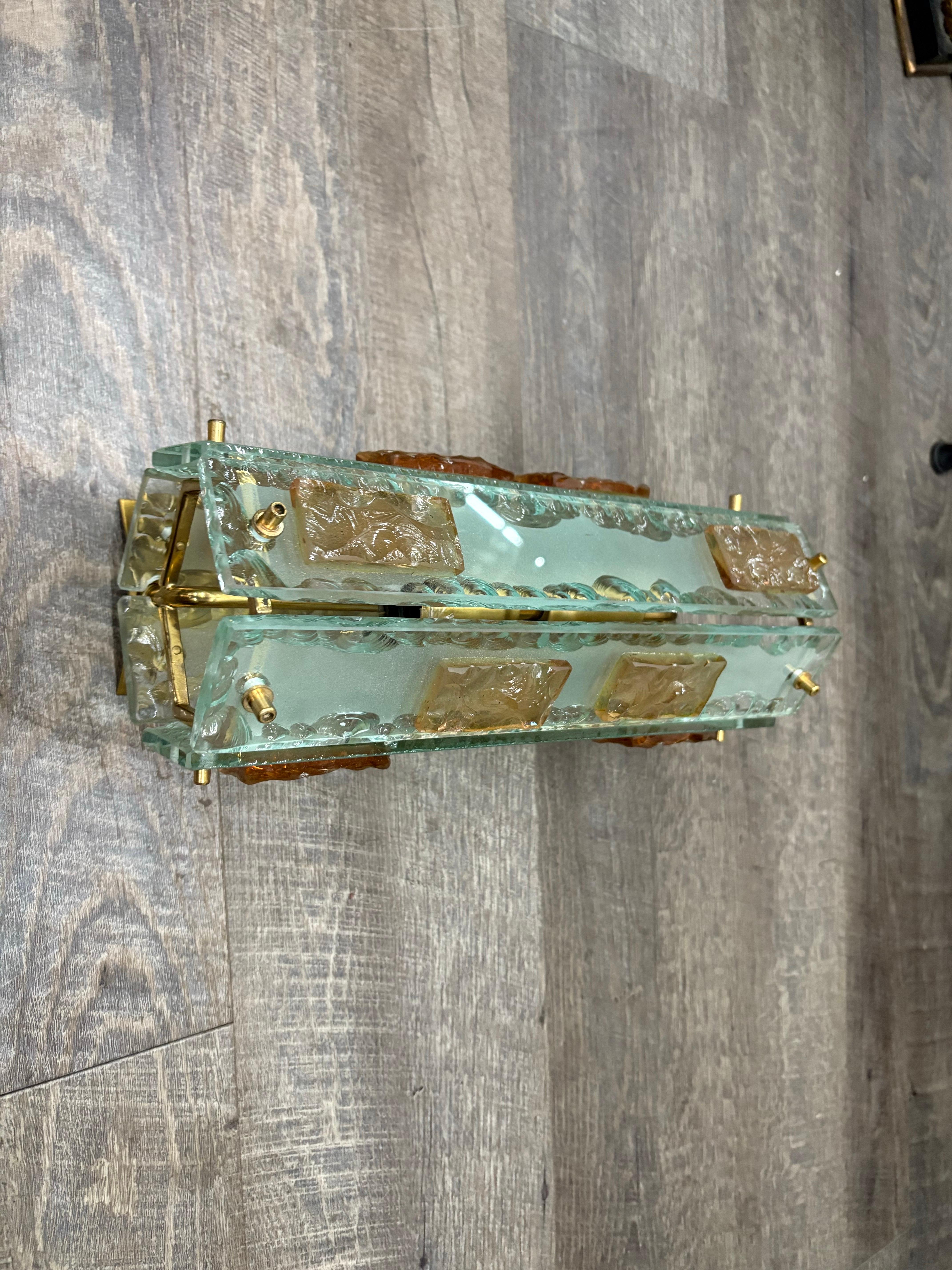 italien Paire d'appliques en verre de Murano et en laiton en vente