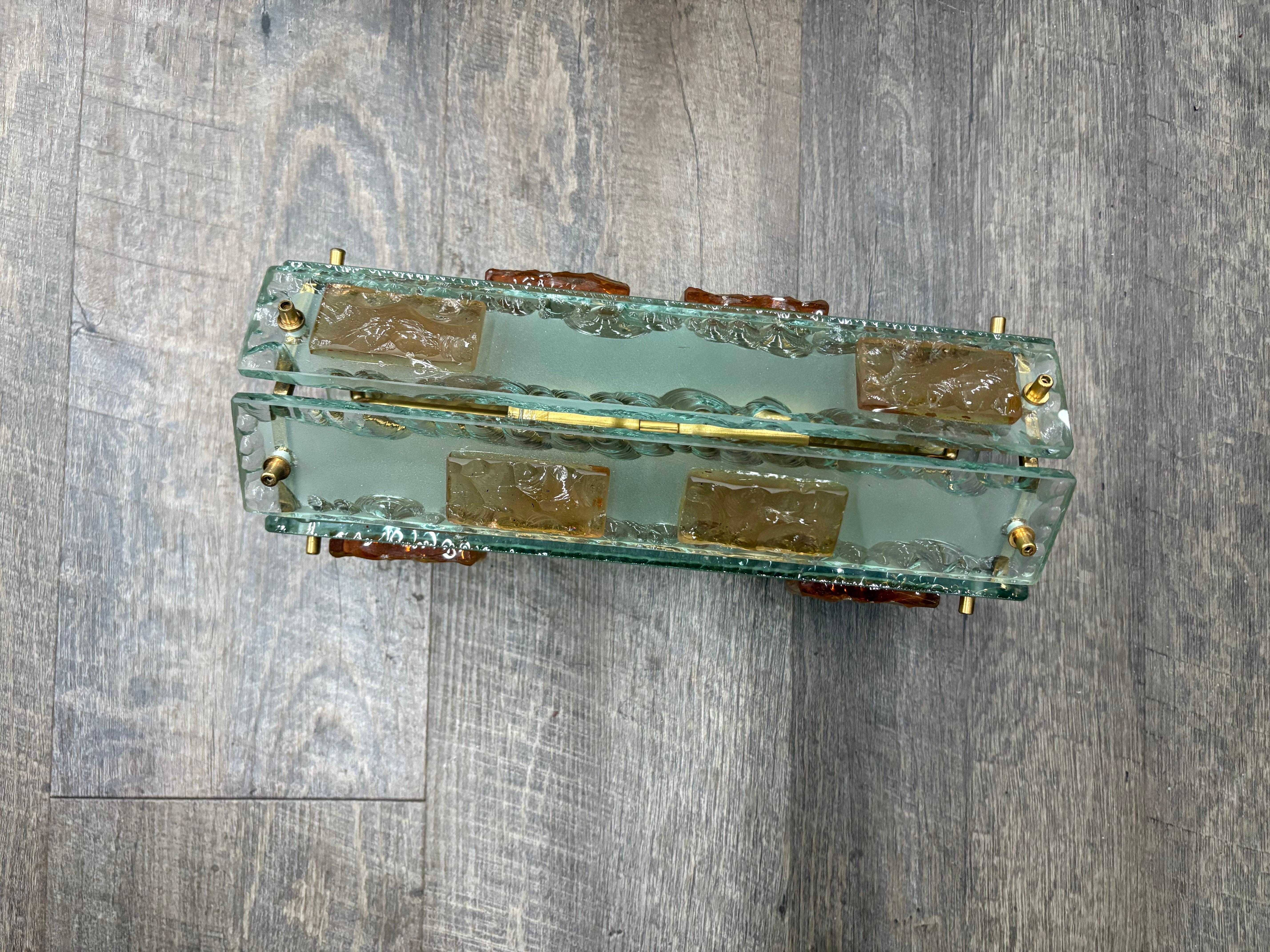 Milieu du XXe siècle Paire d'appliques en verre de Murano et en laiton en vente