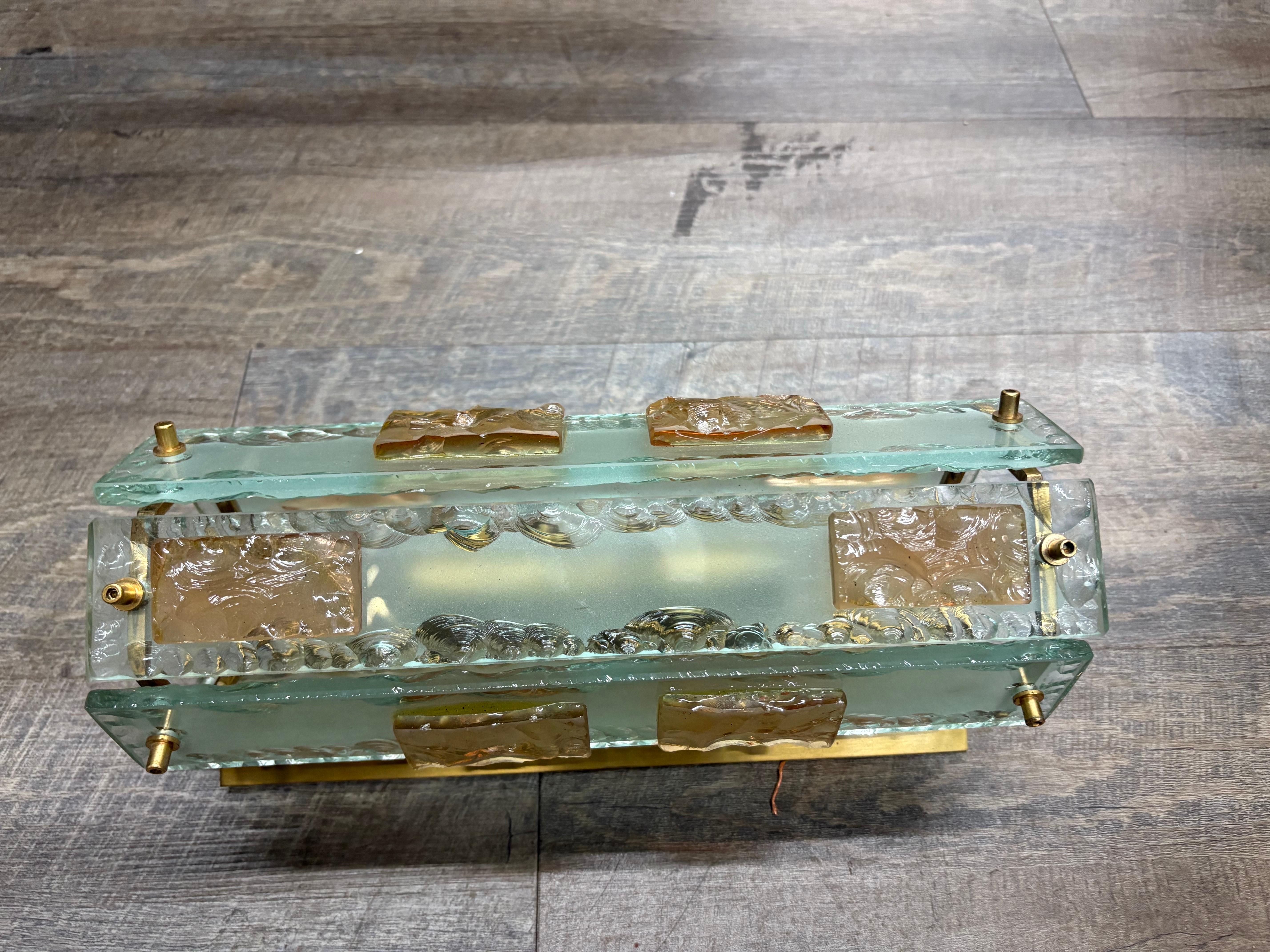 Laiton Paire d'appliques en verre de Murano et en laiton en vente