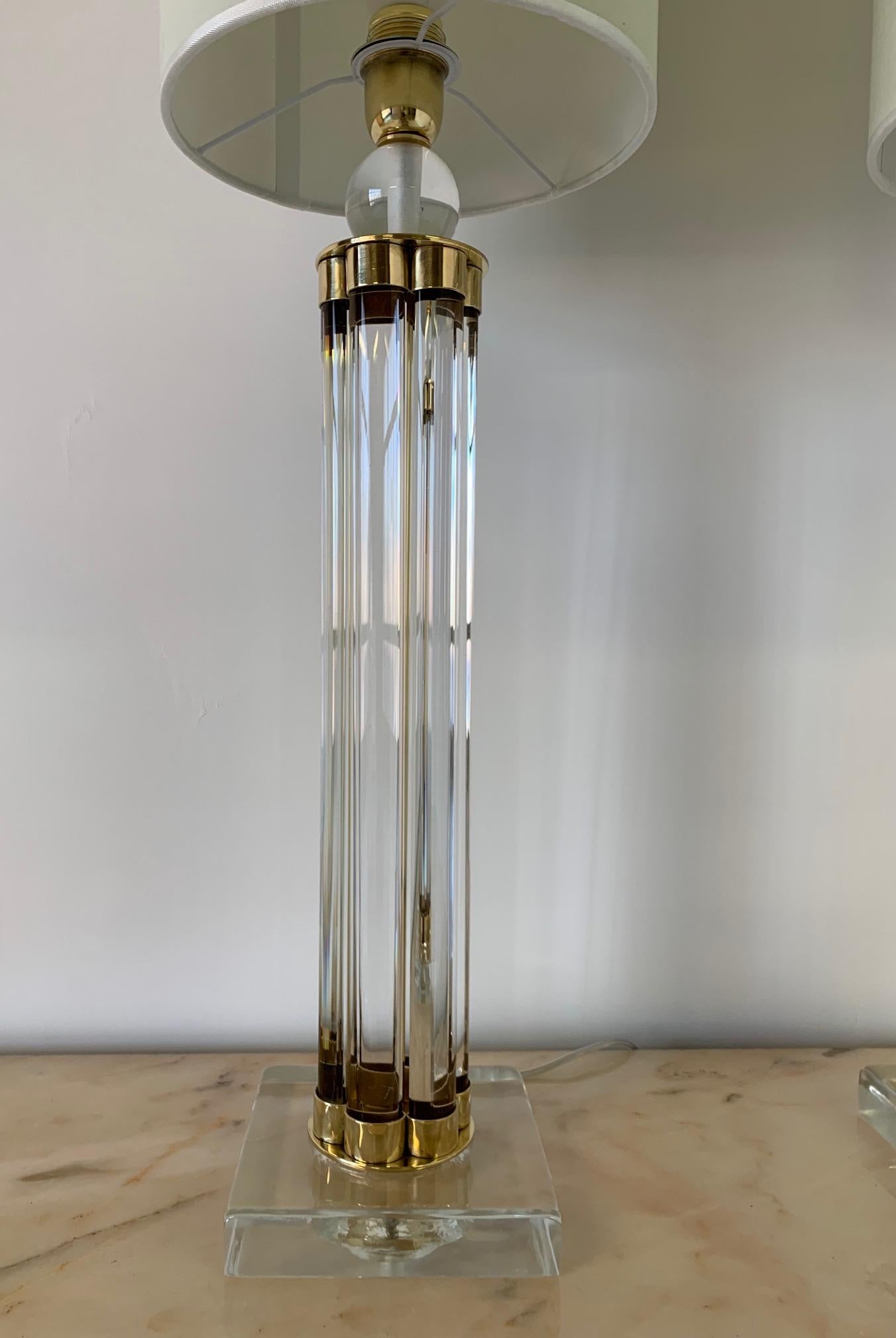 Laiton Paire de lampes de table en verre de Murano et laiton en vente