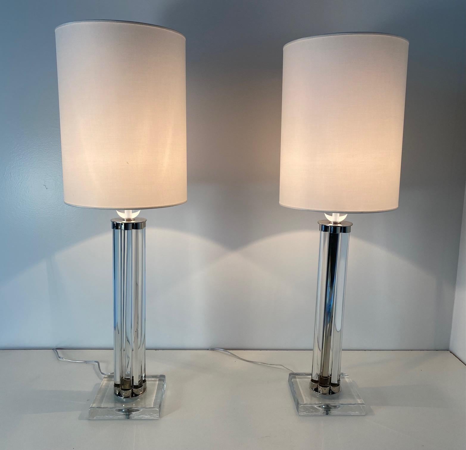 Cette paire de lampes de Murano a été produite en Italie au début des années 2000.
Les lampes sont entièrement en verre de Murano avec des détails chromés, tandis que l'abat-jour est blanc. 