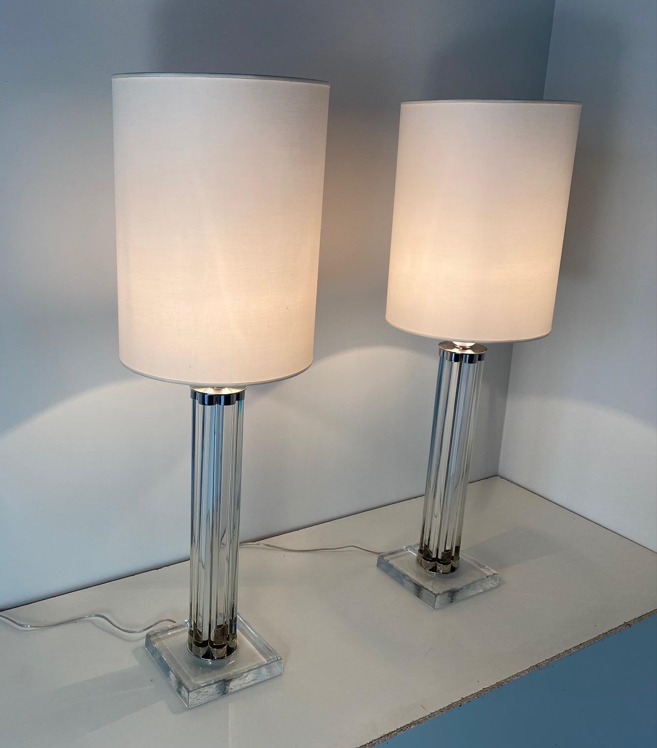 italien Paire de lampes de bureau en verre de Murano et chrome avec abat-jour blanc  en vente