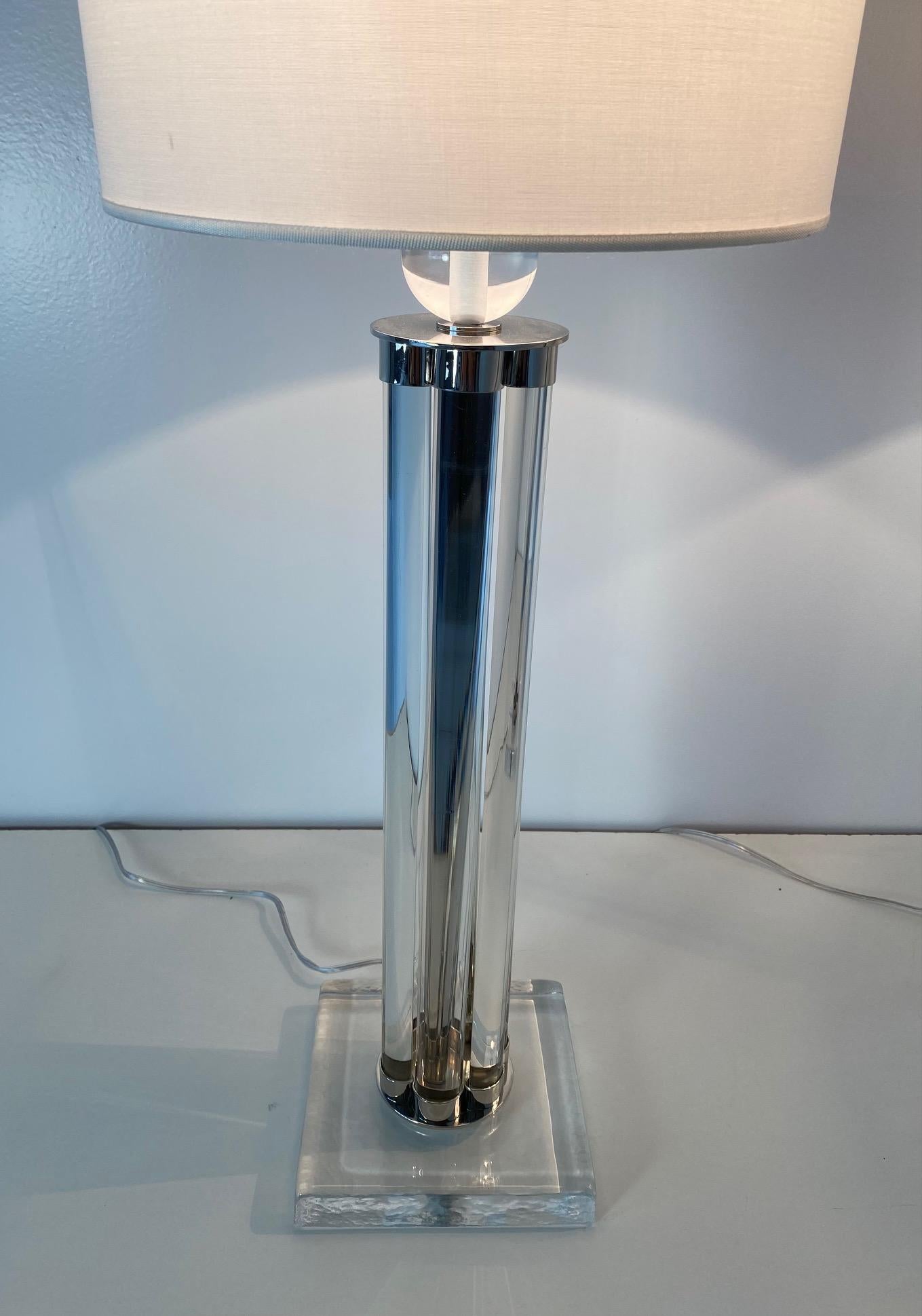 Paire de lampes de bureau en verre de Murano et chrome avec abat-jour blanc  Bon état - En vente à Meda, MB