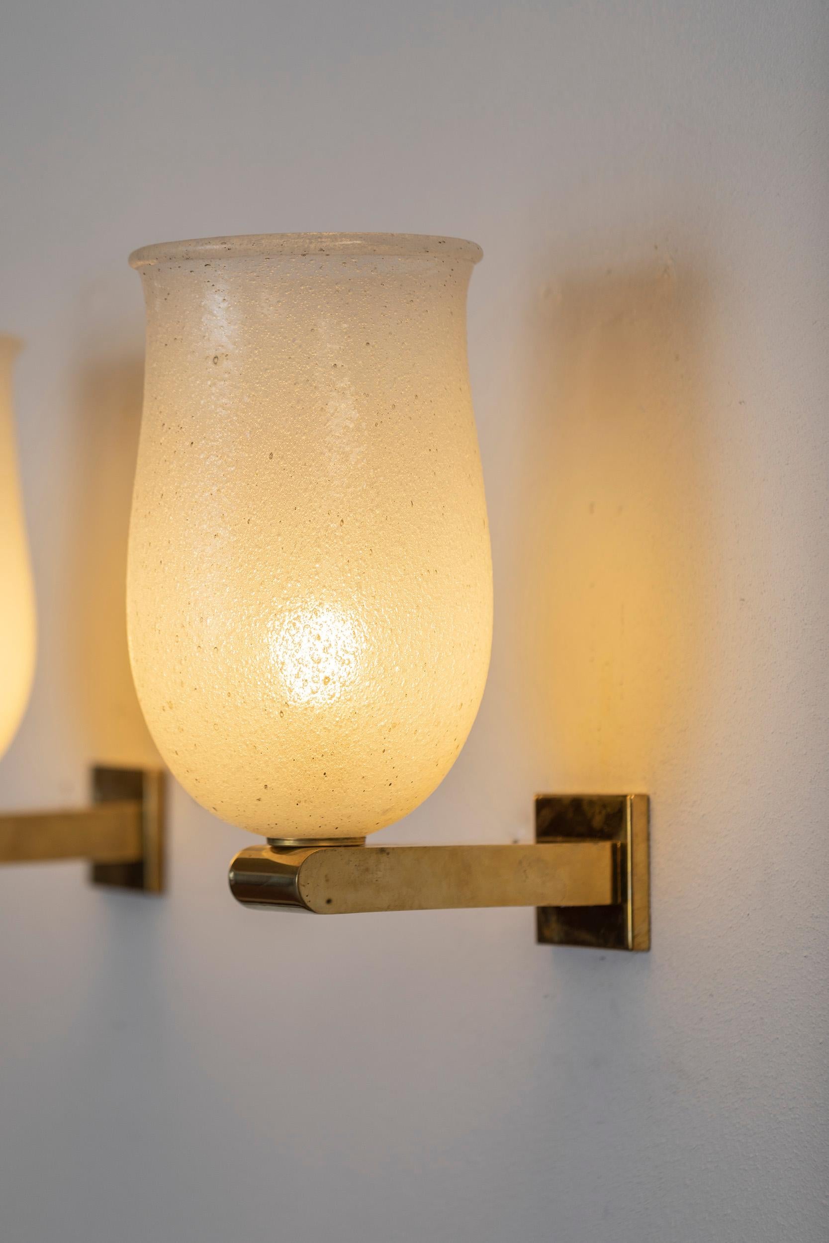 Pair of Murano Glass and Brass Wall Lights In Excellent Condition For Sale In Piacenza, Italy