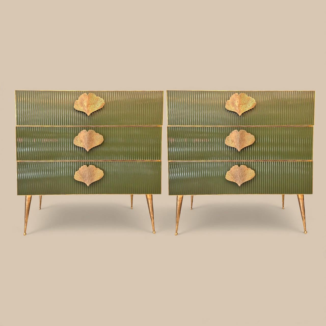 Coppia di commodes in vetro ondulato verde di Murano e bronzo dorato, Italia, circa 1960/1970

Coppia di commodes in vetro di Murano realizzate in Italia intorno al 1960/1970. Questi pezzi 