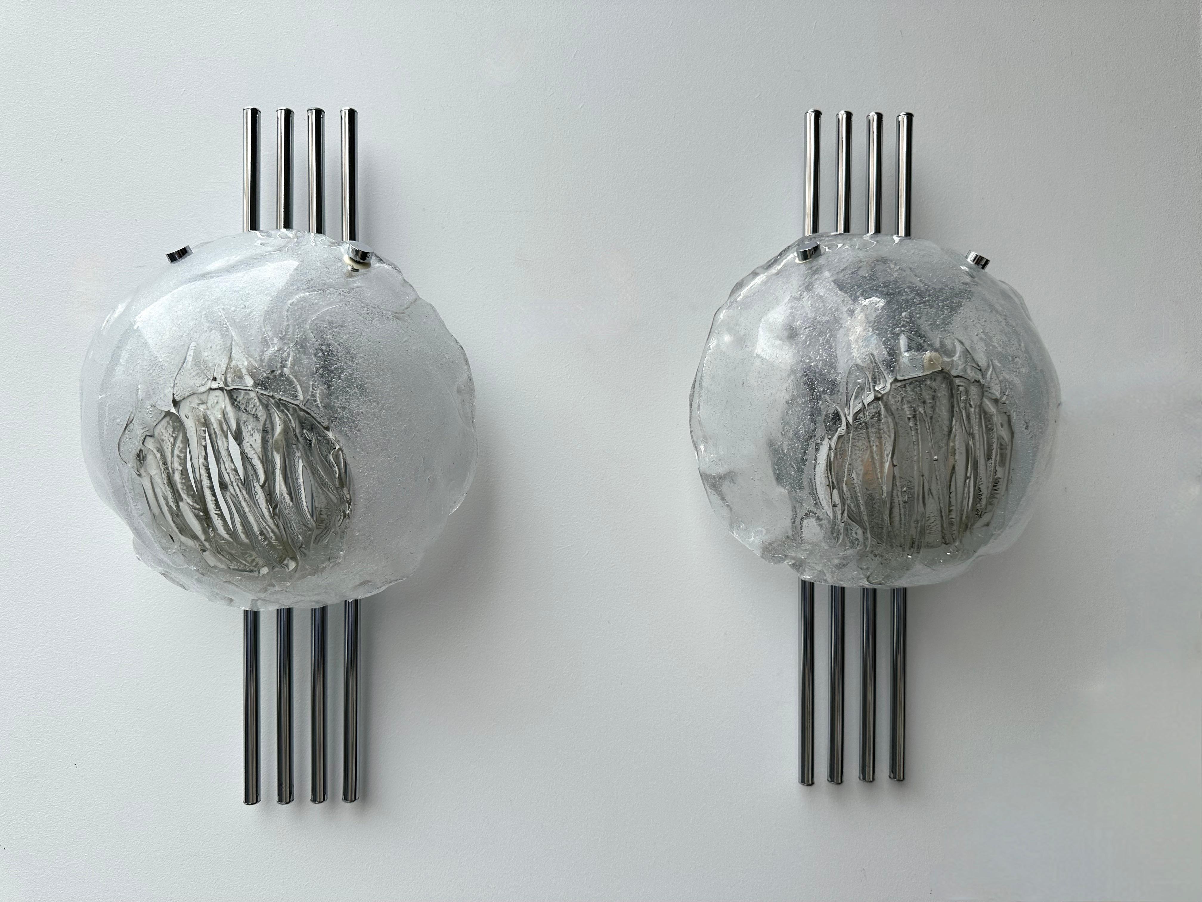 Pair of Murano Glass and Metal Chrome Sconces by Esperia. Italy, 1970s In Good Condition For Sale In SAINT-OUEN, FR