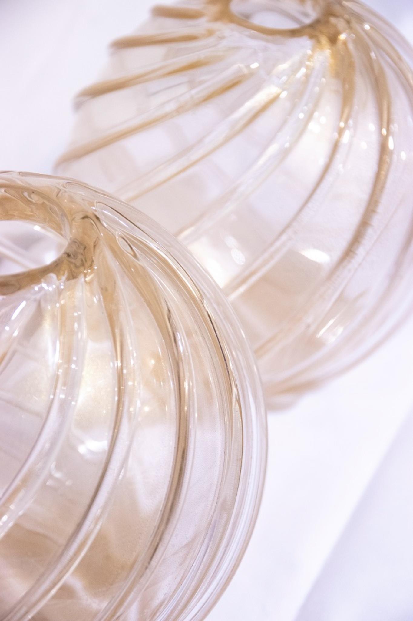 La coppia di sfere in vetro di Murano è un originale oggetto decorativo realizzato nella metà del XX secolo nello stile di Archimede Seguso.

Bellissima coppia di vasi trasparenti di Murano a forma rotonda con interno dorato.

Dimensioni: 22 x