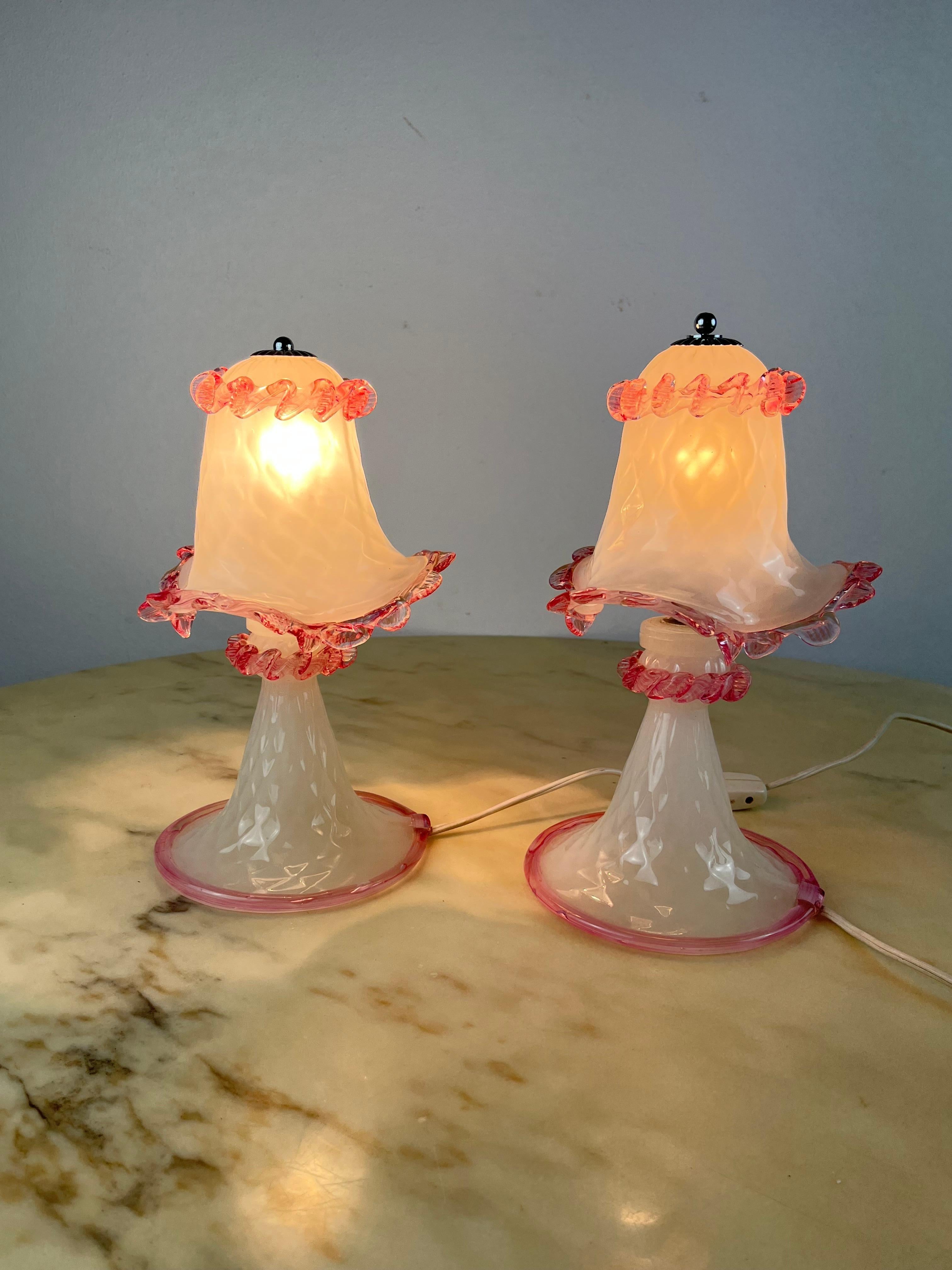 Paire de lampes de chevet en verre de Murano, Italie, années 1980
Intacts et fonctionnels, ils sont en excellent état. Connexion pour lampes e14.