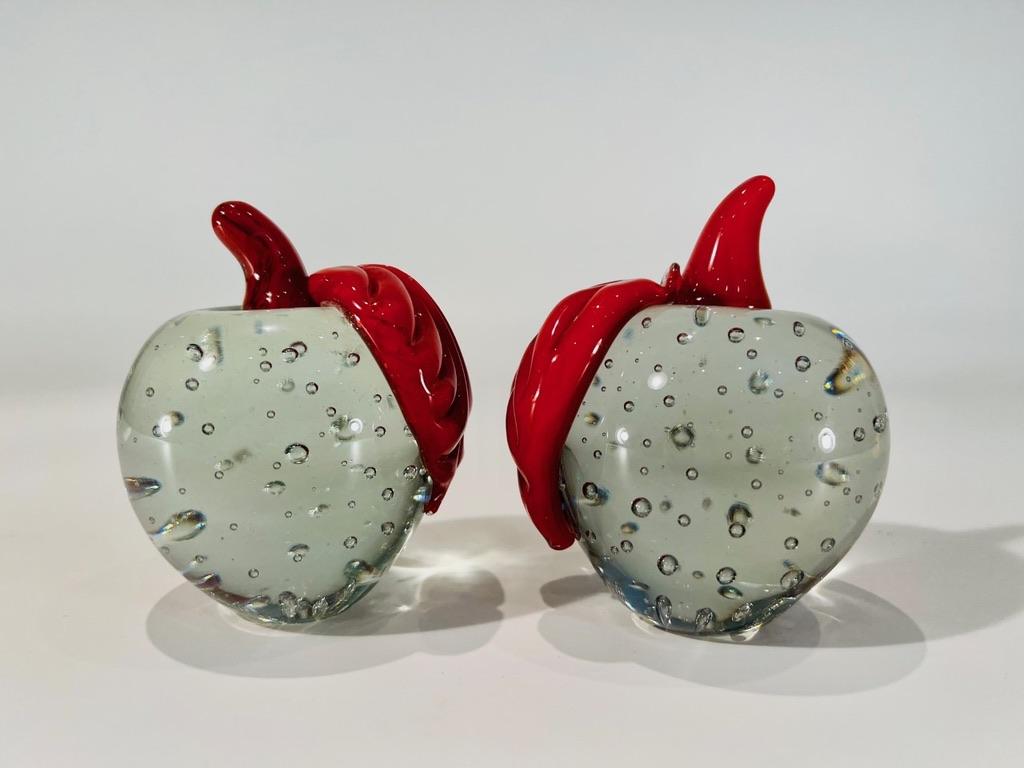 Incroyable paire de pommes en verre de Murano bicolore avec bulles circa 1970.