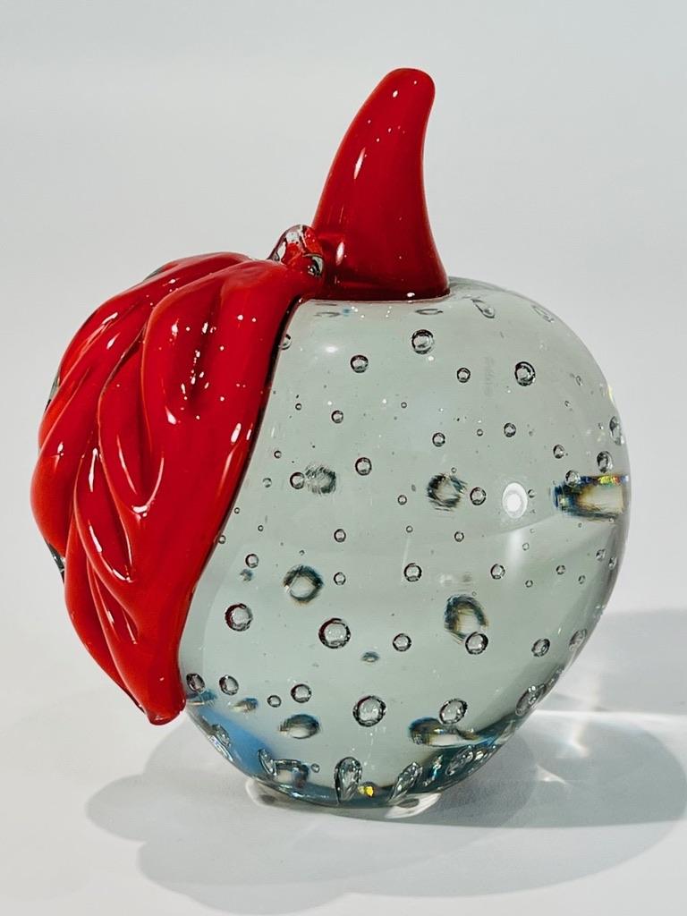 Late 20th Century Pair of Murano glass bicolor apples with bulicante. For Sale