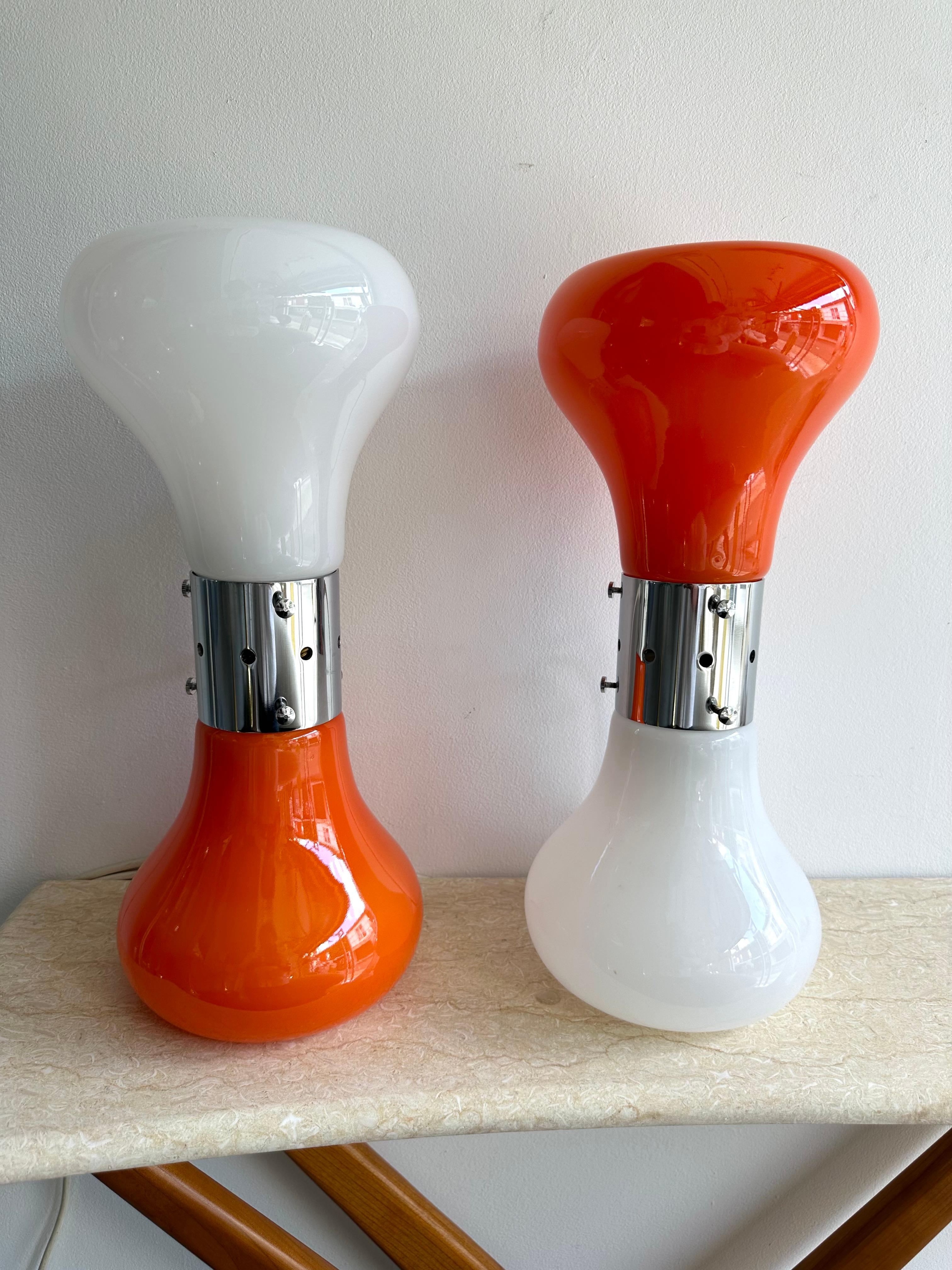 Rarissima coppia o set di 2 lampade da tavolo o da comodino modello Birillo, una rara variante dell'iconica lampada da terra di Carlo Nason per la manifattura Mazzega. Metallo cromato e vetro soffiato di Murano. Posizione Up & Up. Famose manifatture