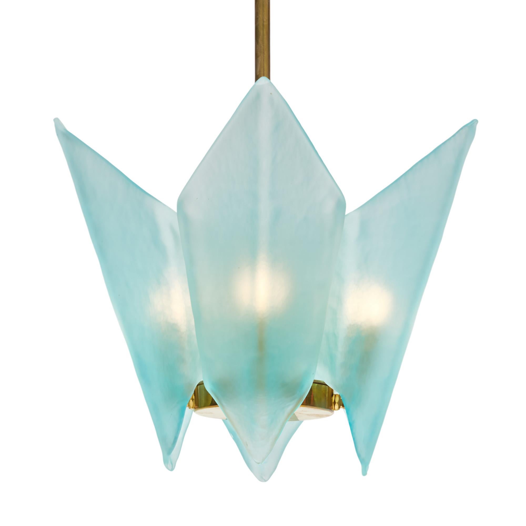 Paire de pendentifs en verre de Murano, Italie. Chaque luminaire est composé de quatre éléments en verre soufflé bleu clair suspendus à une structure en laiton doré. Ils ont été nouvellement câblés pour répondre aux normes américaines. La paire est