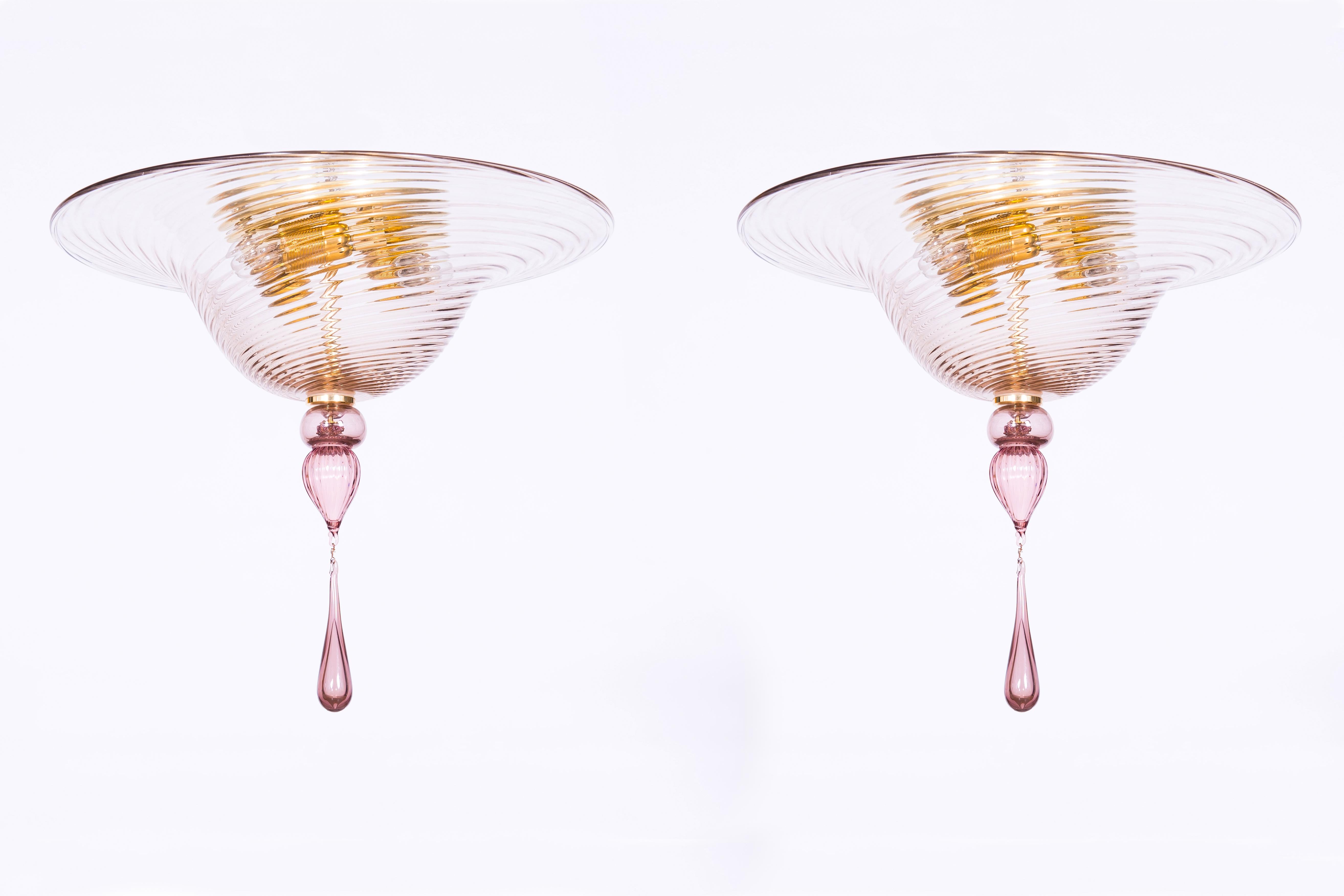 Ein Paar Murano-Glas-Deckenlampen von Vintage Murano Gallery, 1990

Ein atemberaubendes Paar handgefertigter Murano-Glas-Deckenlampen, hergestellt in Italien von Vintage Murano Gallery im Jahr 1990. Diese exquisiten Leuchten verfügen über einen