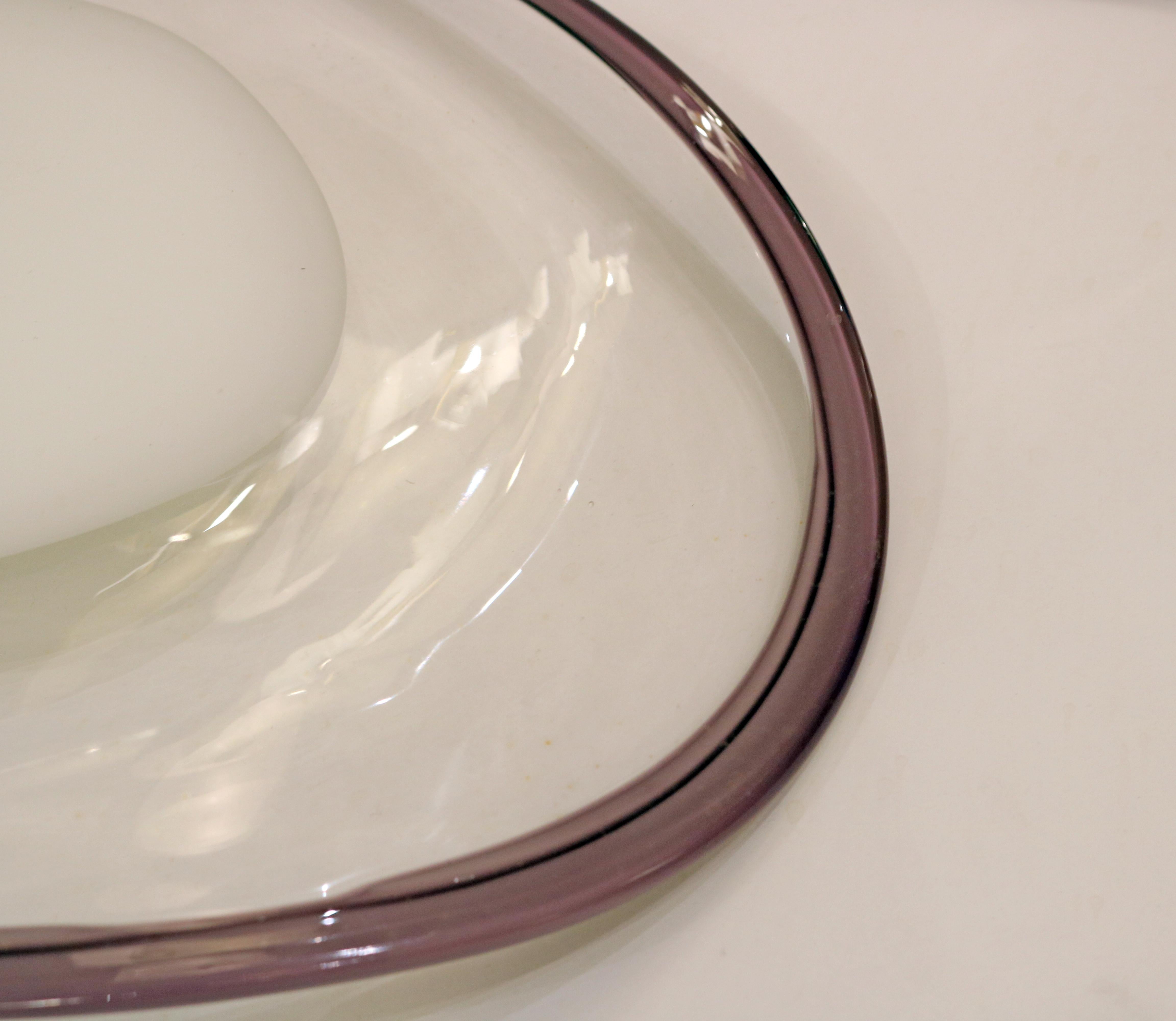 Paire de coupes creuses en verre de Murano tricolore de forme ovale à l'extrémité légèrement incurvée. Le centre présente une surface blanche opaque, entourée d'un verre transparent et encadrée d'un bord de verre violet vibrant. Sa forme unique