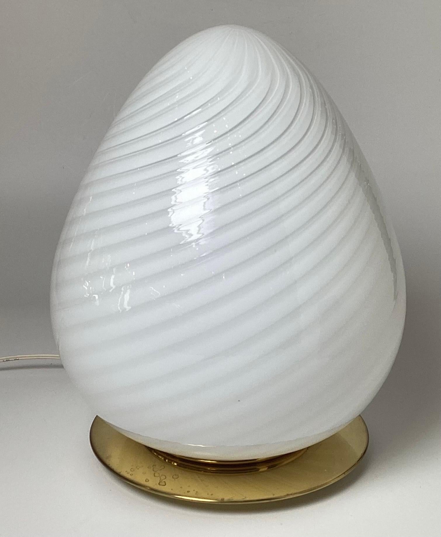 Paar Murano-Glas-Eierform-Lampen aus der Mitte des Jahrhunderts (Moderne der Mitte des Jahrhunderts) im Angebot