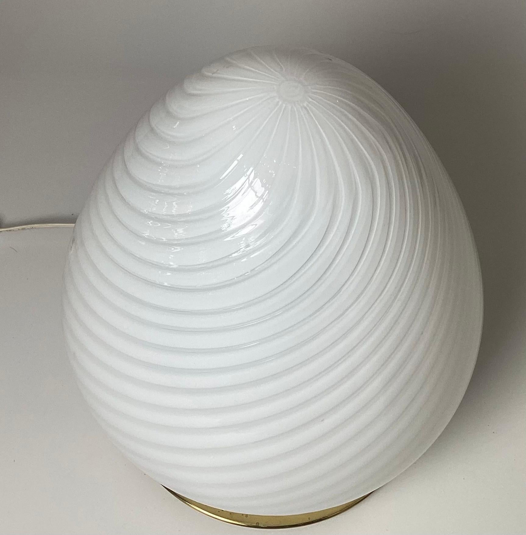 Paar Murano-Glas-Eierform-Lampen aus der Mitte des Jahrhunderts im Zustand „Hervorragend“ im Angebot in Lambertville, NJ