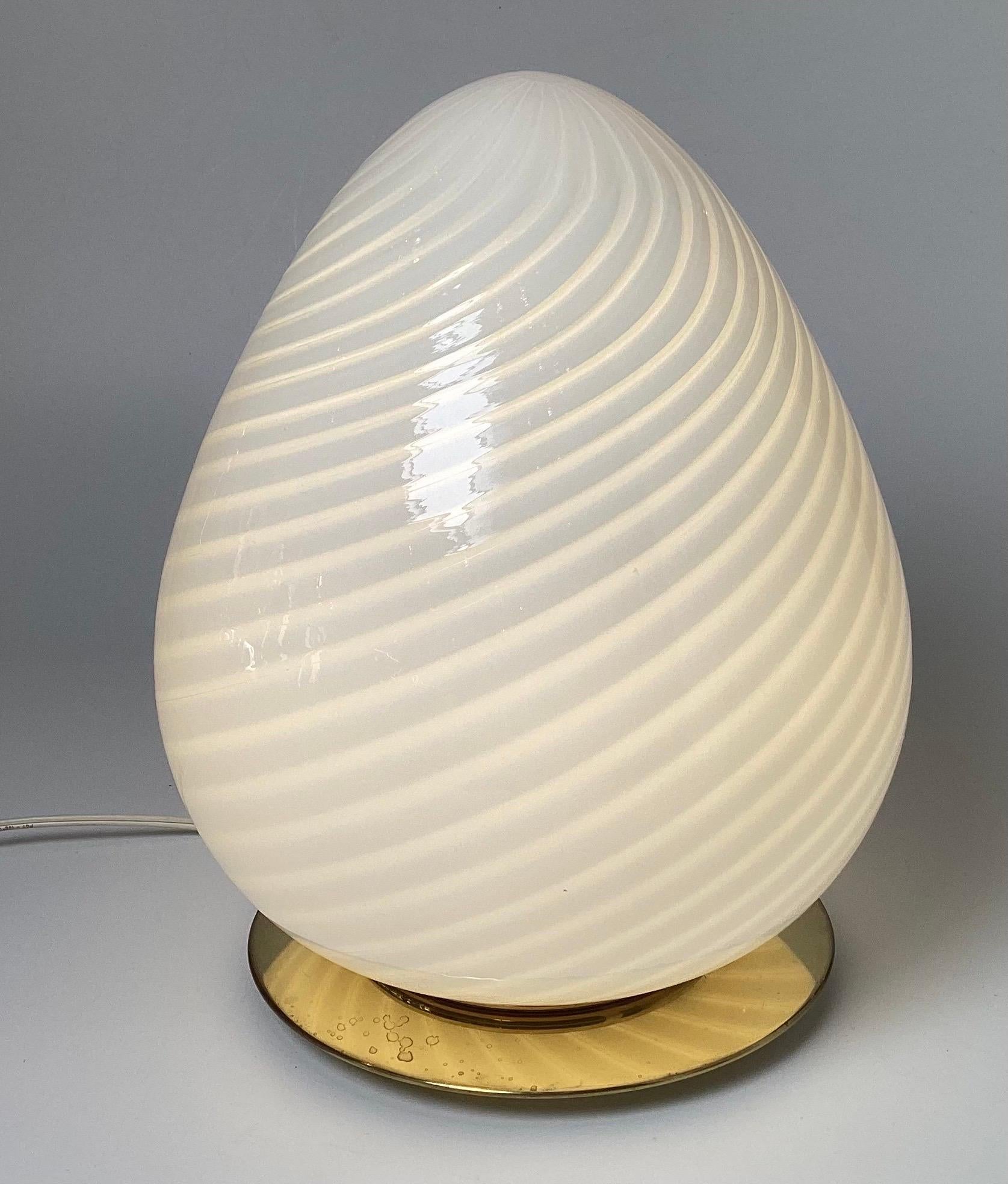 Paar Murano-Glas-Eierform-Lampen aus der Mitte des Jahrhunderts (Mitte des 20. Jahrhunderts) im Angebot