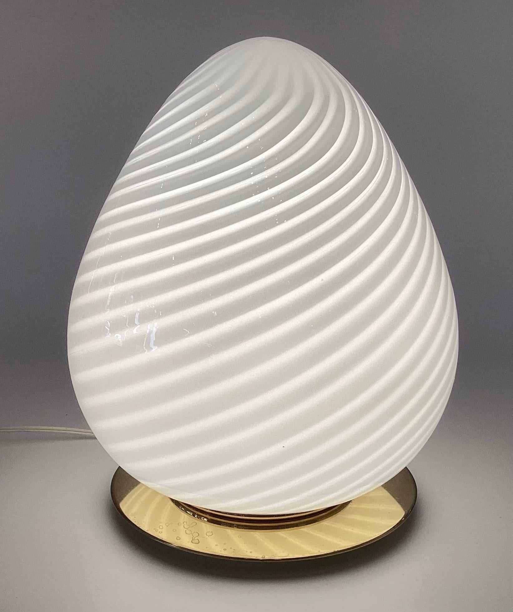 Paar Murano-Glas-Eierform-Lampen aus der Mitte des Jahrhunderts (Glaskunst) im Angebot