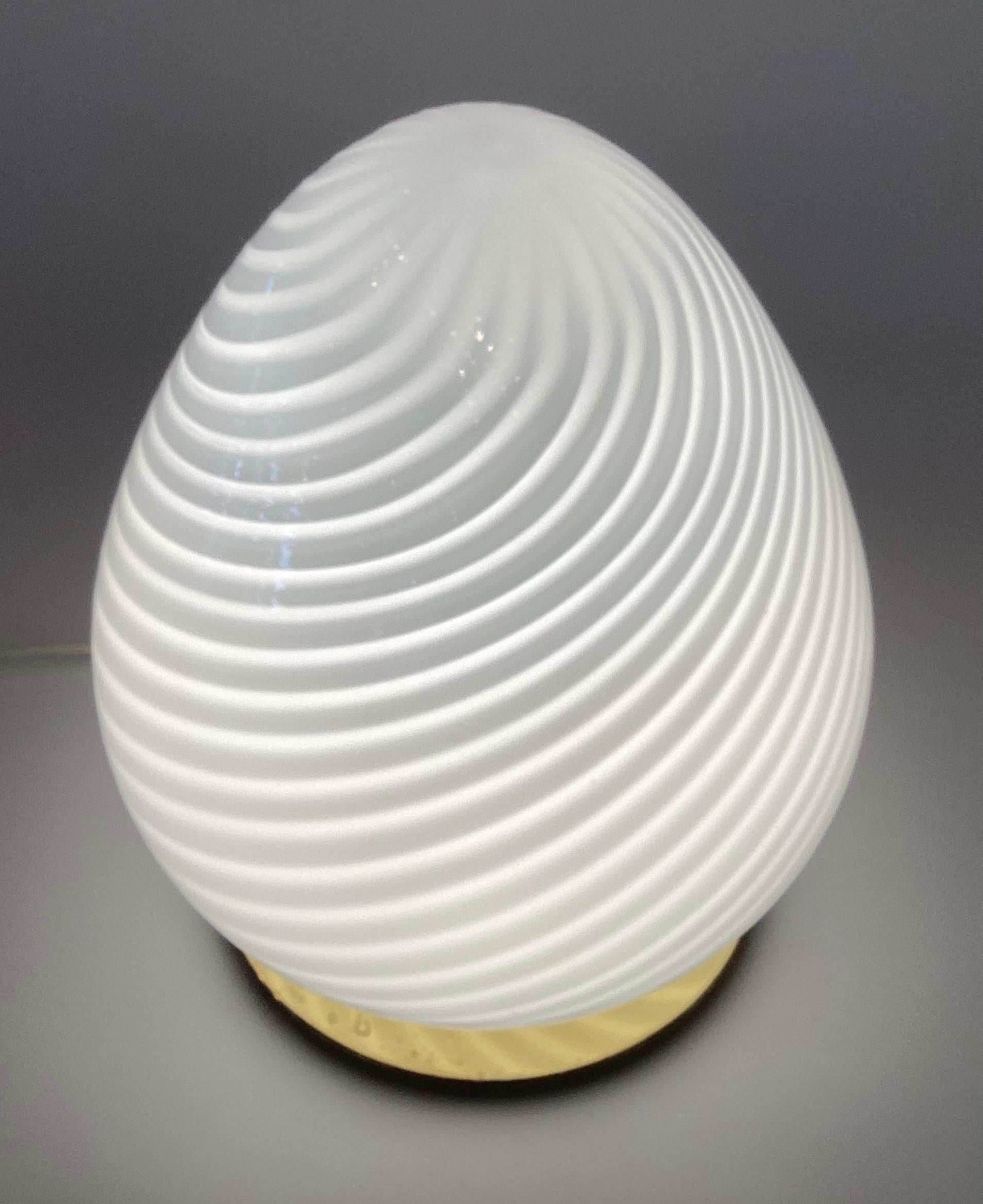 Paar Murano-Glas-Eierform-Lampen aus der Mitte des Jahrhunderts im Angebot 1