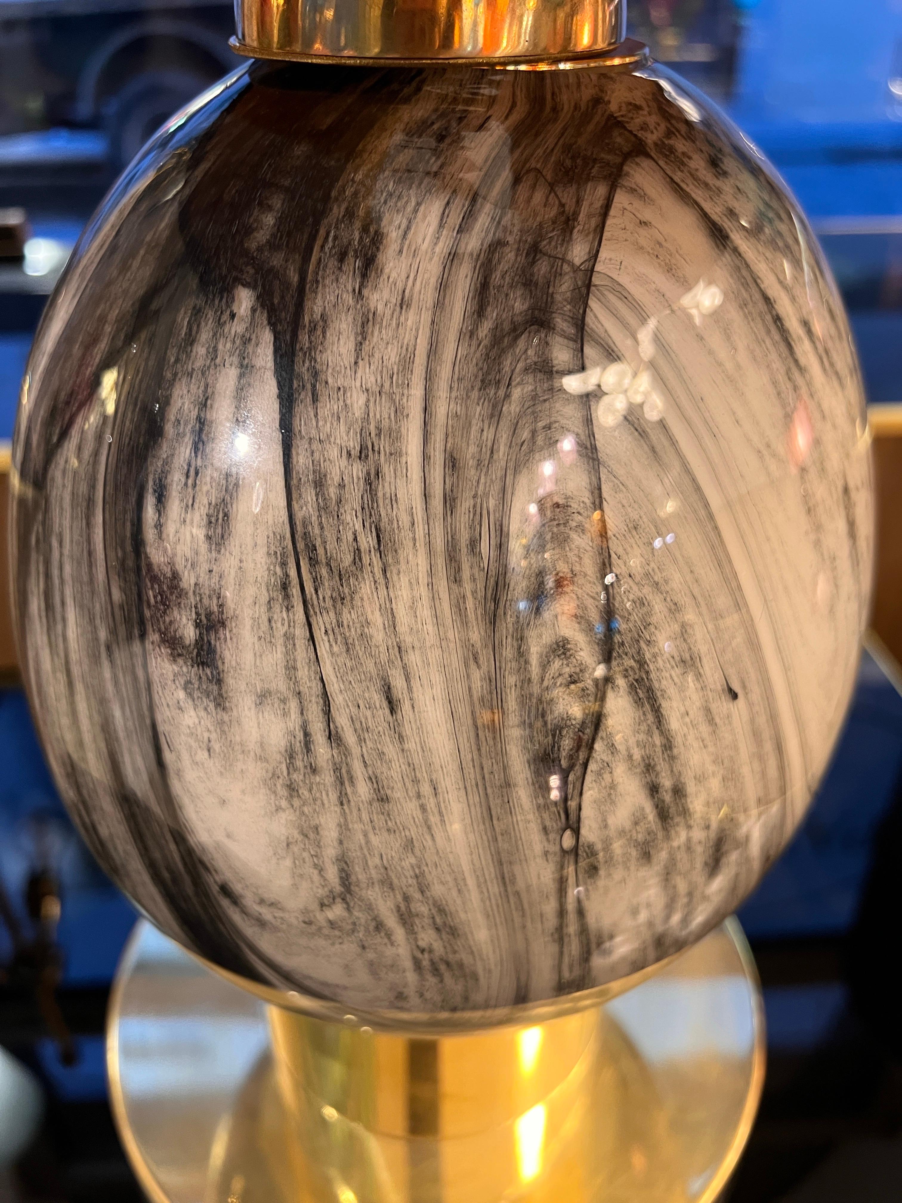 Paar eiförmige Murano Glas Marmor-Effekt mit unseren zwei Töne Lampenschirme 1970 (Messing) im Angebot