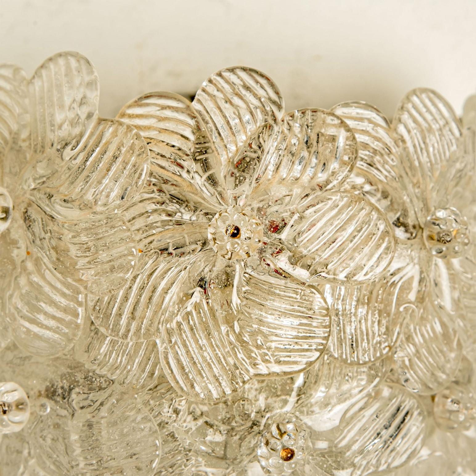 Eine der beiden schönen Wandleuchten von Barovier & Toso, Italien, ca. 1960er Jahre.  Handgefertigt und sehr schwere Qualität. Jede Leuchte besteht aus Messingrahmen mit Murano-Gläsern in Form von Blumen. Leuchtet wunderschön.

Bitte beachten Sie,