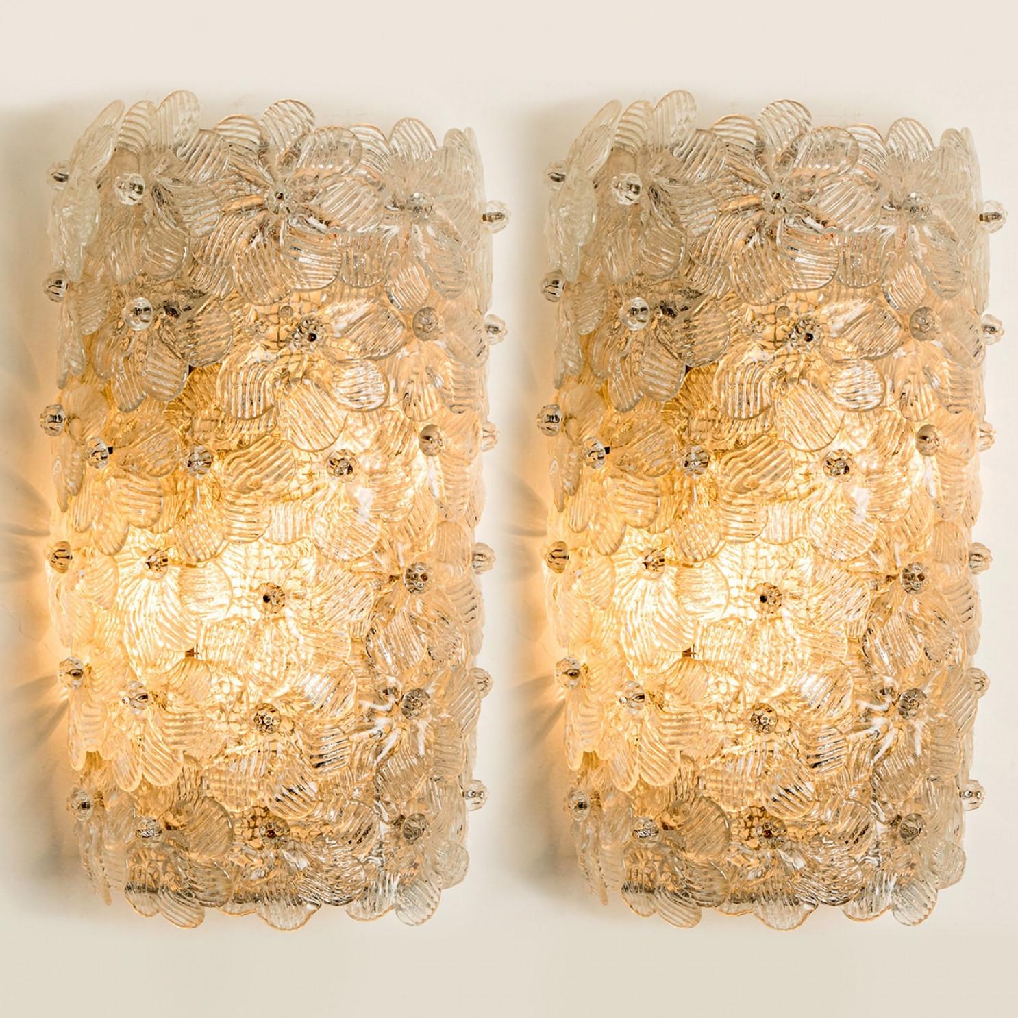 Uno de los dos bonitos apliques de Barovier & Toso, Italia, hacia 1960.  Hecho a mano y de gran calidad. Cada candelabro está hecho de marcos de latón con vidrios de Murano en forma de flores. Ilumina maravillosamente.

Tenga en cuenta que el precio
