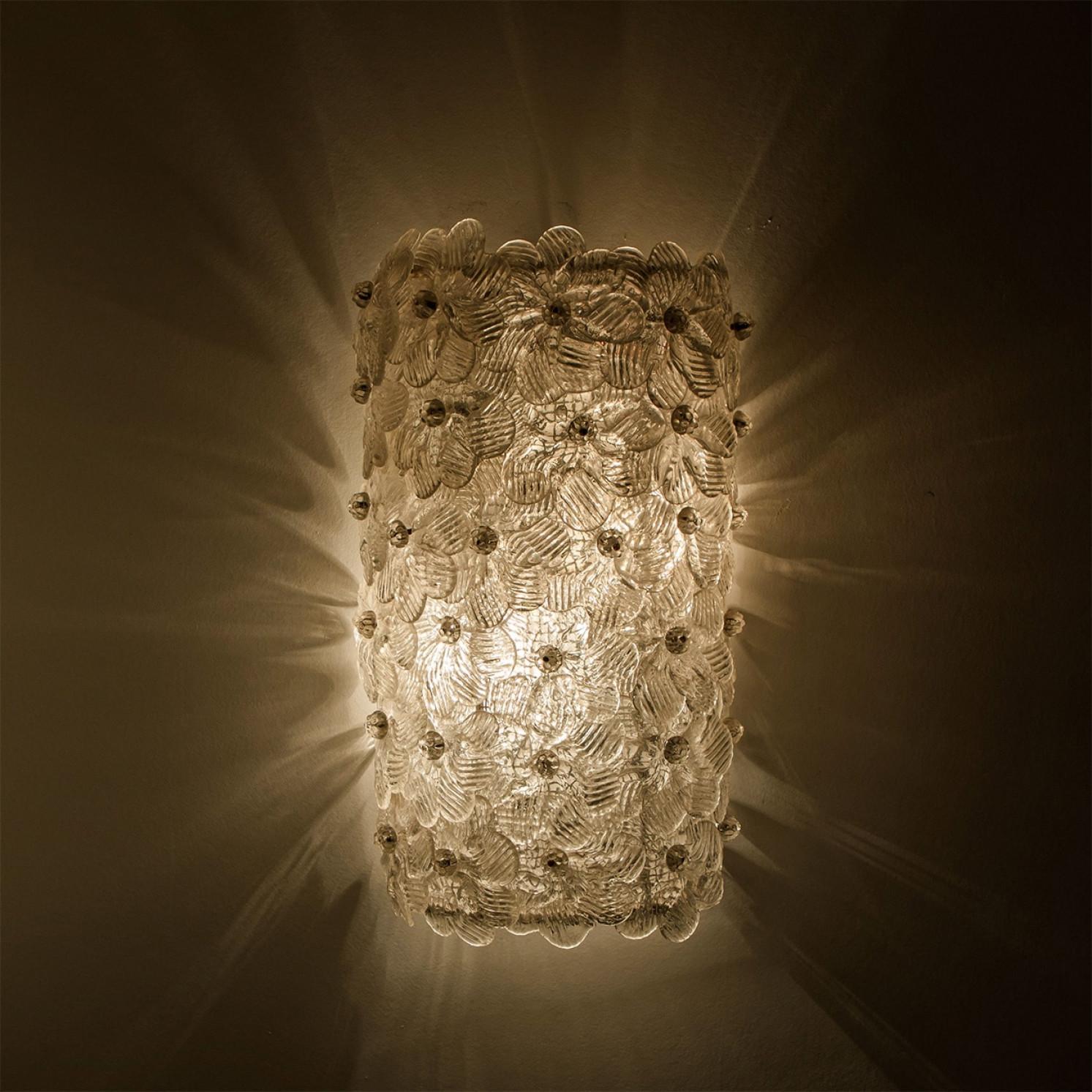 Paar von  Murano-Glas-Wandleuchter mit Blumen, Italien 1960er Jahre (Moderne der Mitte des Jahrhunderts) im Angebot