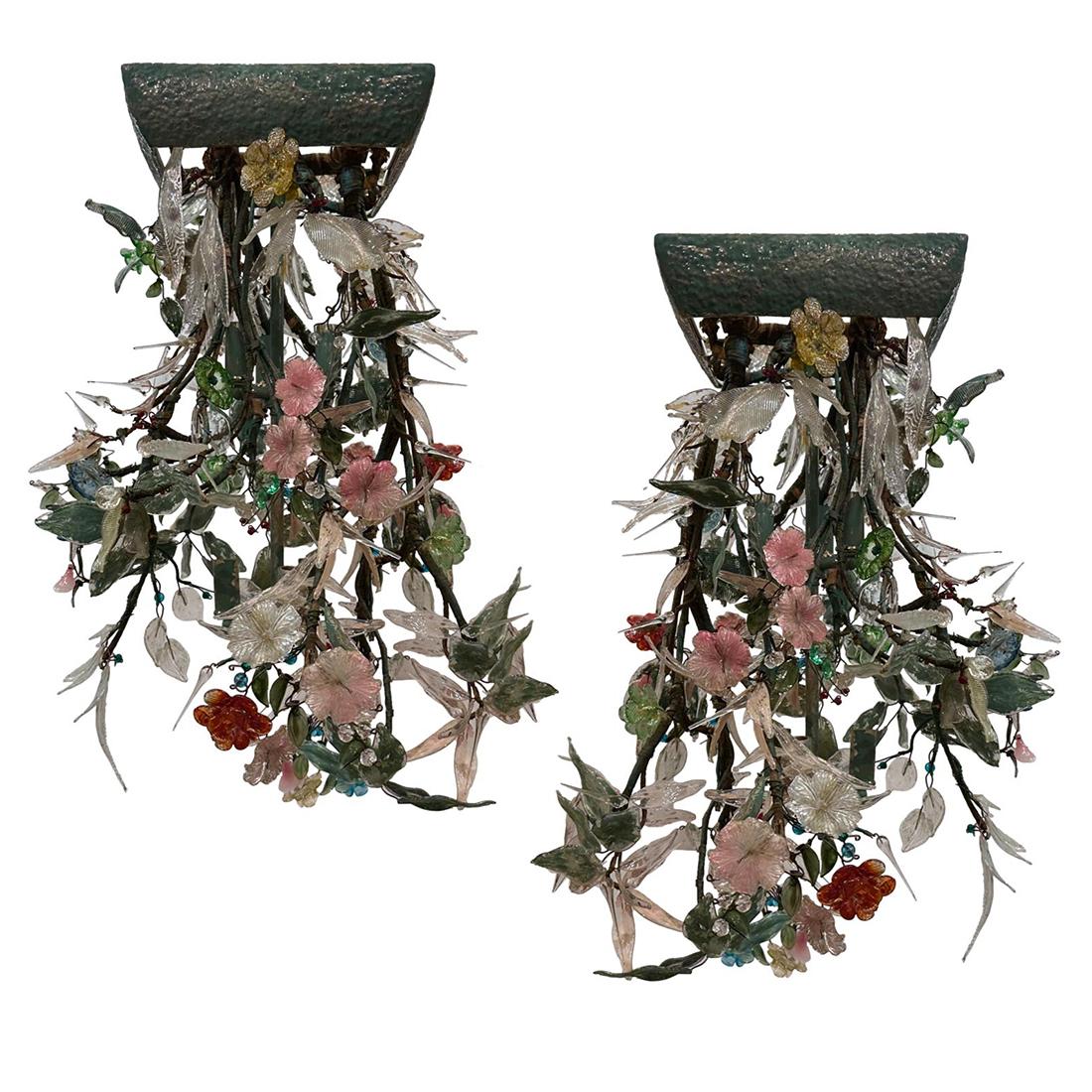 Coppia di lampadari di Murano del 1920 circa con 6 luci ciascuno. Vetro soffiato e fiori. Venduto singolarmente.

Misure:
Caduta attuale: 34
Altezza della scocca: 25