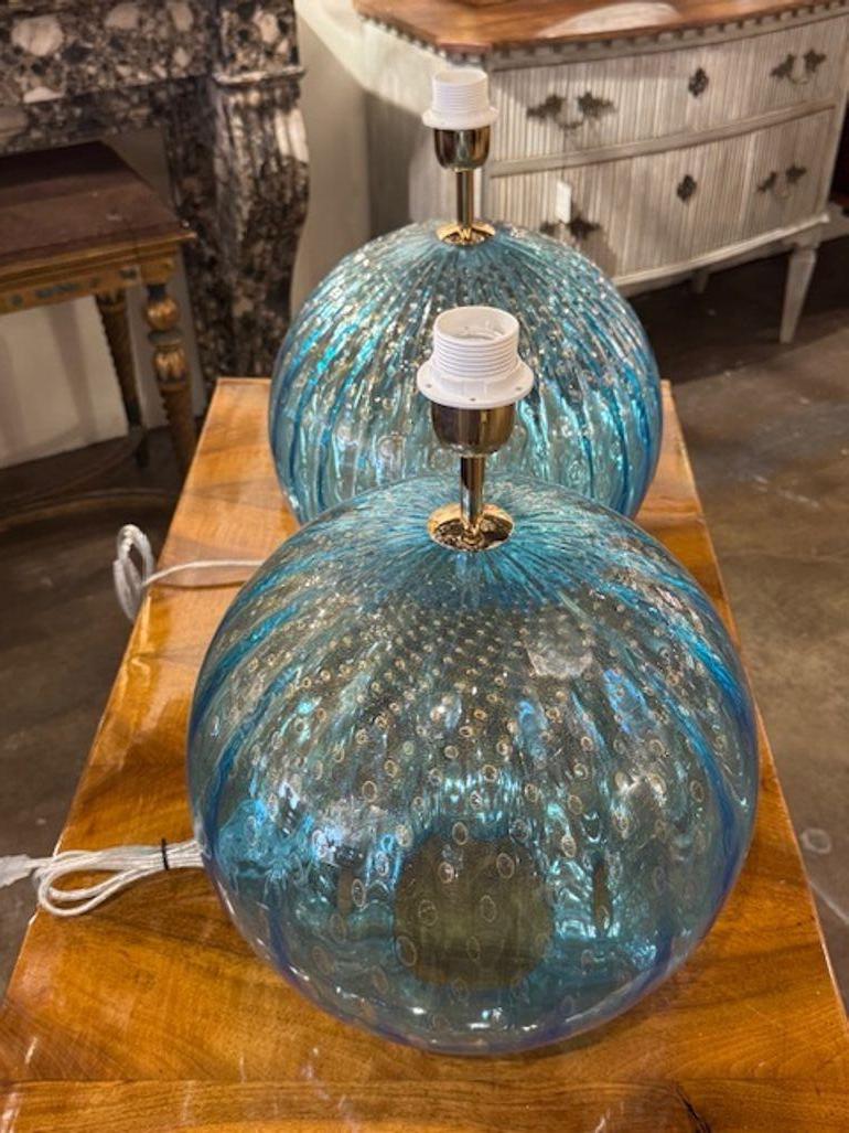 Zwei moderne, großformatige Murano-Glaslampen in Kugelform. Die kugelförmigen Lampen sind ein Markenzeichen des italienischen Designs der Jahrhundertmitte und verbinden mundgeblasene Kunst mit skulpturaler Form. 14b x 17,5h
