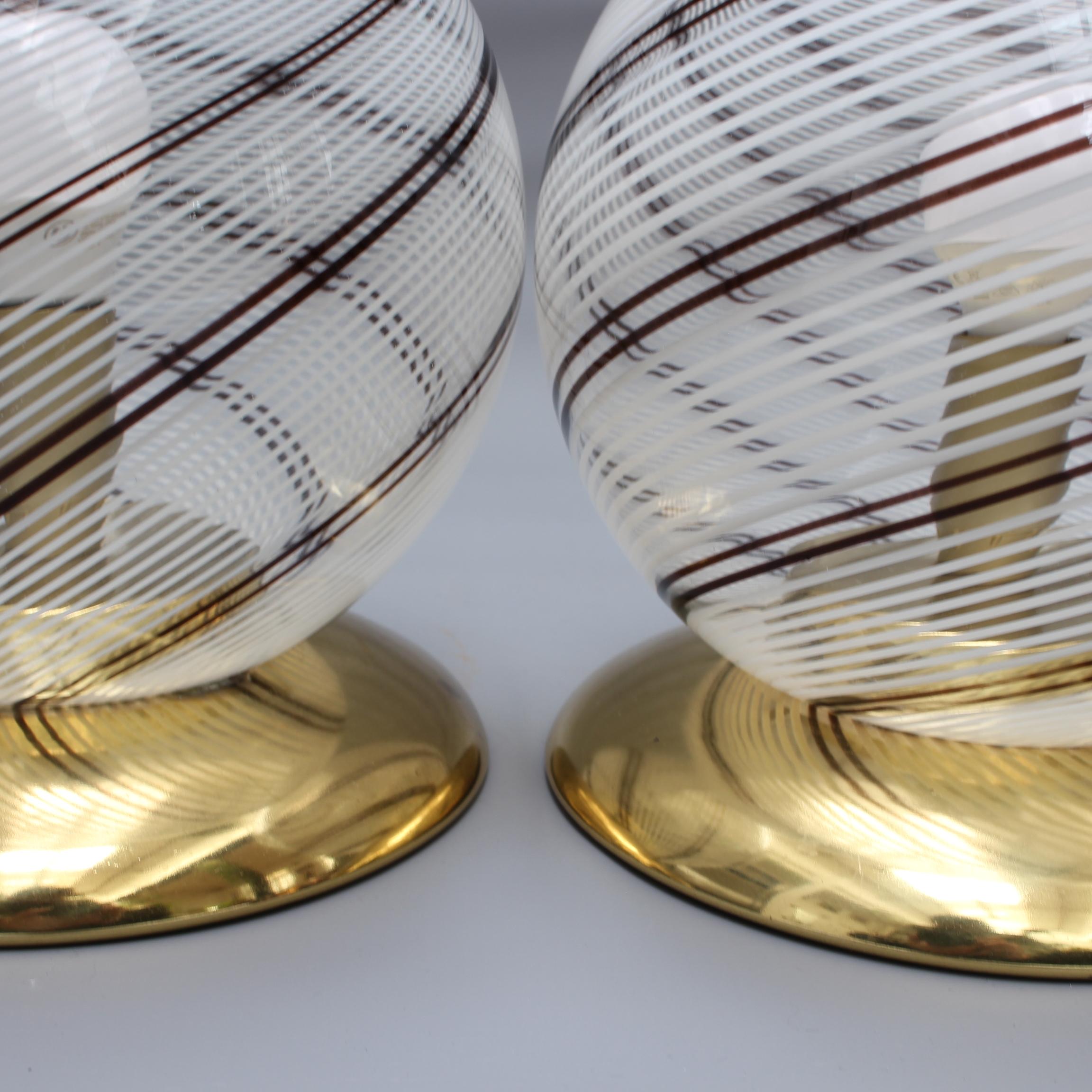 Paire de lampes de bureau en forme de globe en verre de Murano, circa 1970 en vente 5