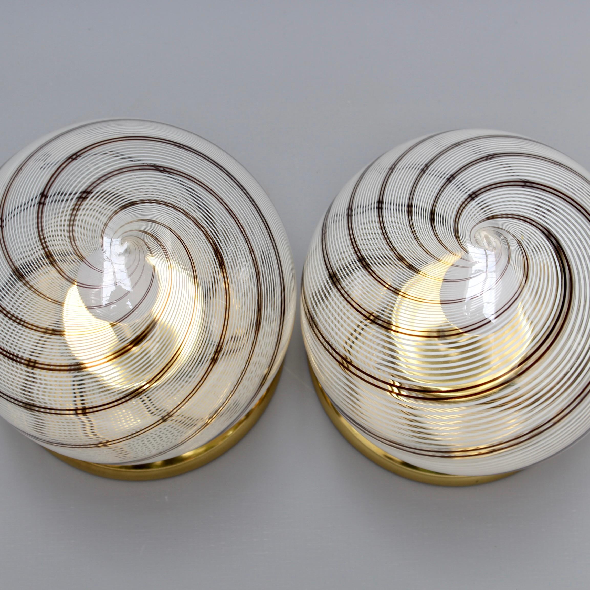 Paire de lampes de bureau en forme de globe en verre de Murano, circa 1970 en vente 8