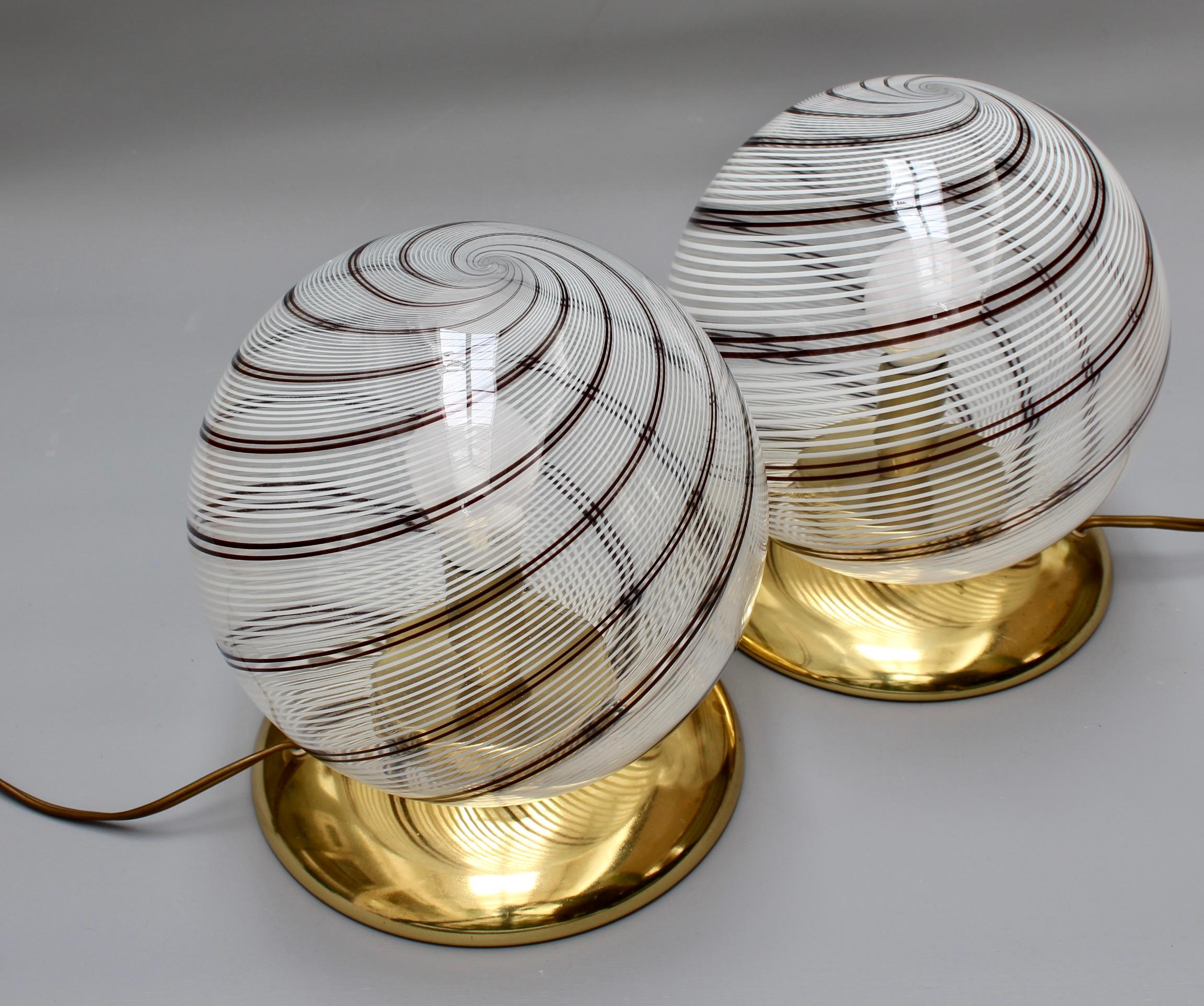 Pair of Murano Glass Globe Table Lamps 'circa 1970s' In Good Condition For Sale In London, GB