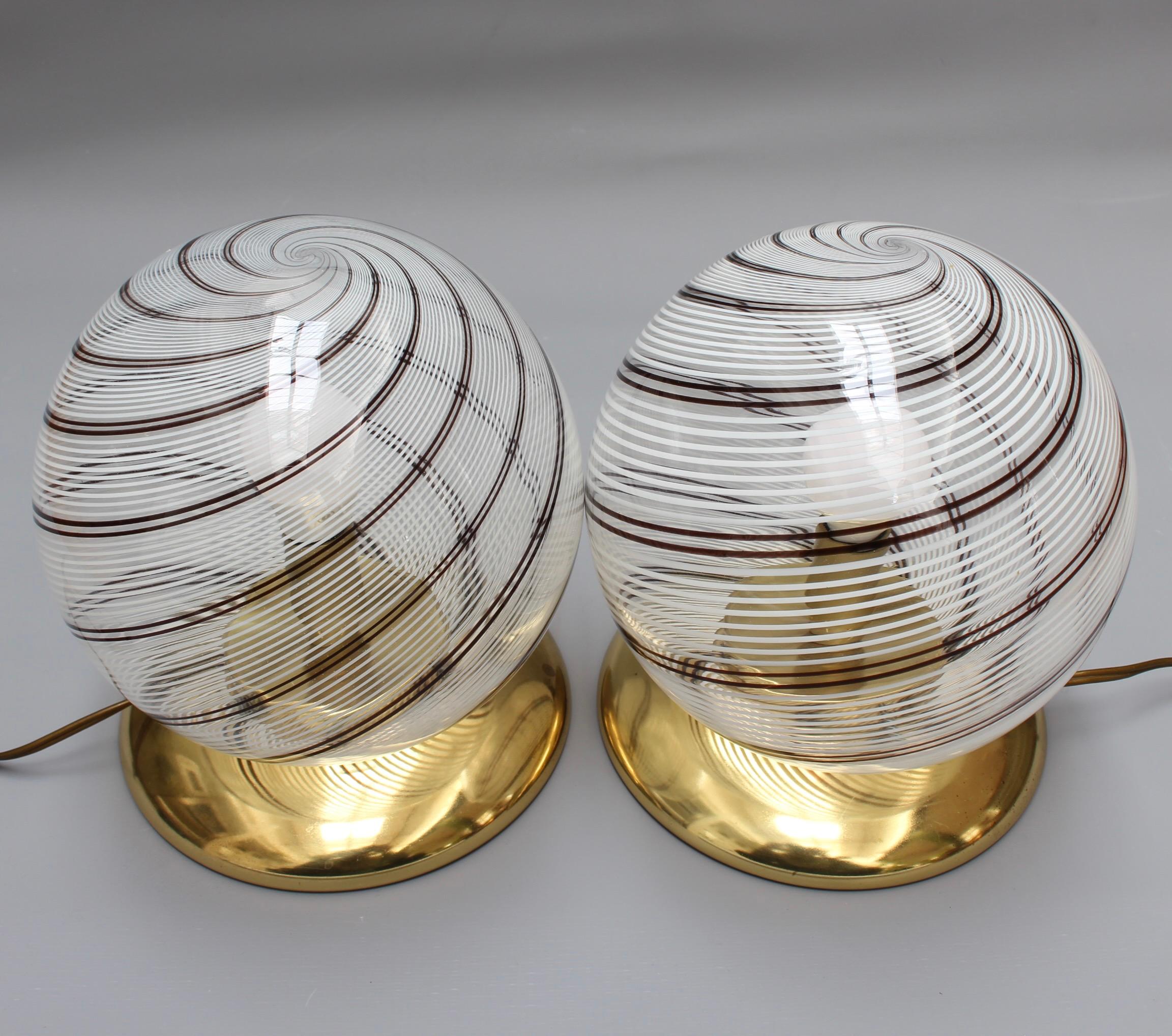Paire de lampes de bureau en forme de globe en verre de Murano, circa 1970 en vente 2