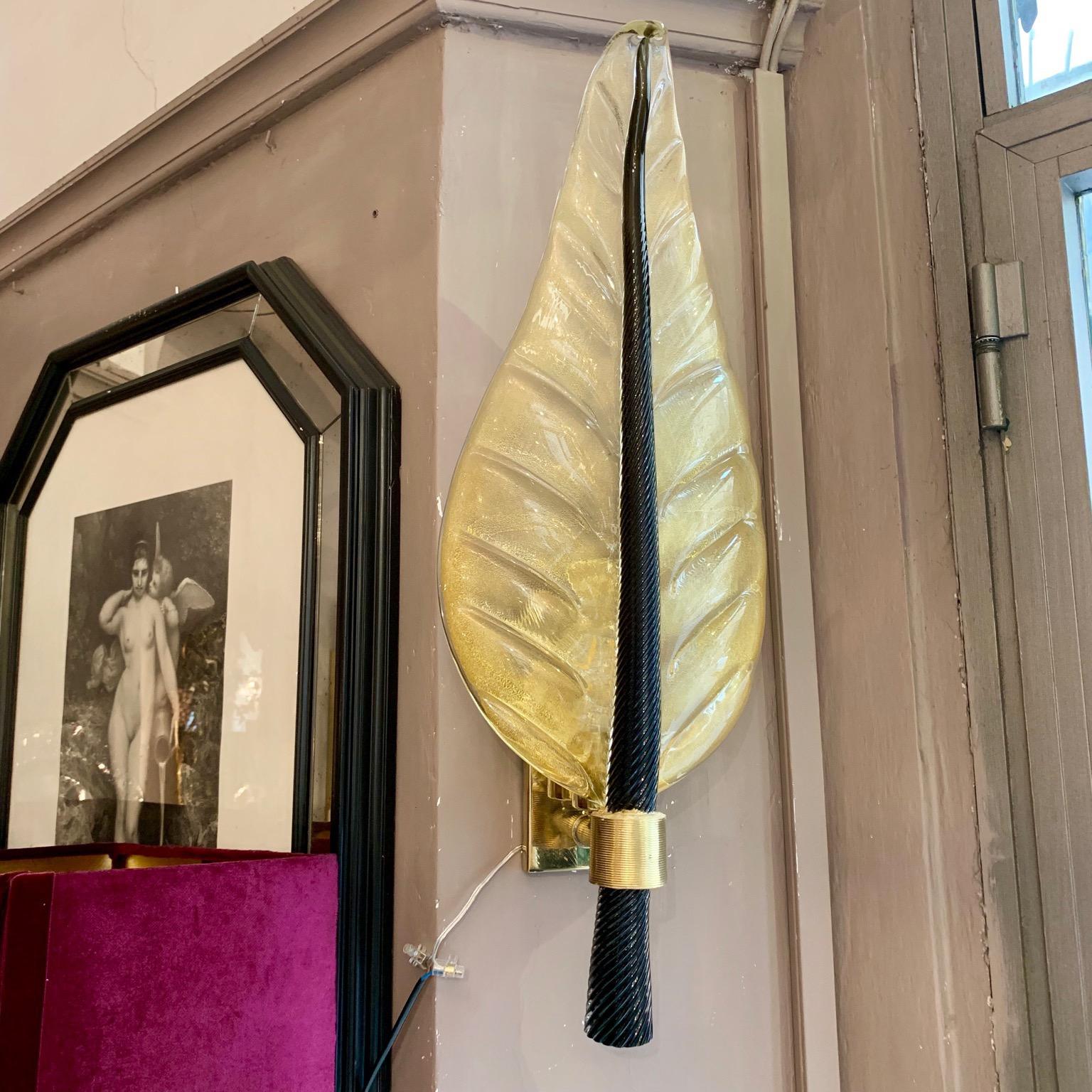 Pair of Murano Glass Gold Leaf Sconces with Black Torchon Glass Leaf Stem, 1940s In Excellent Condition In Florence, IT
