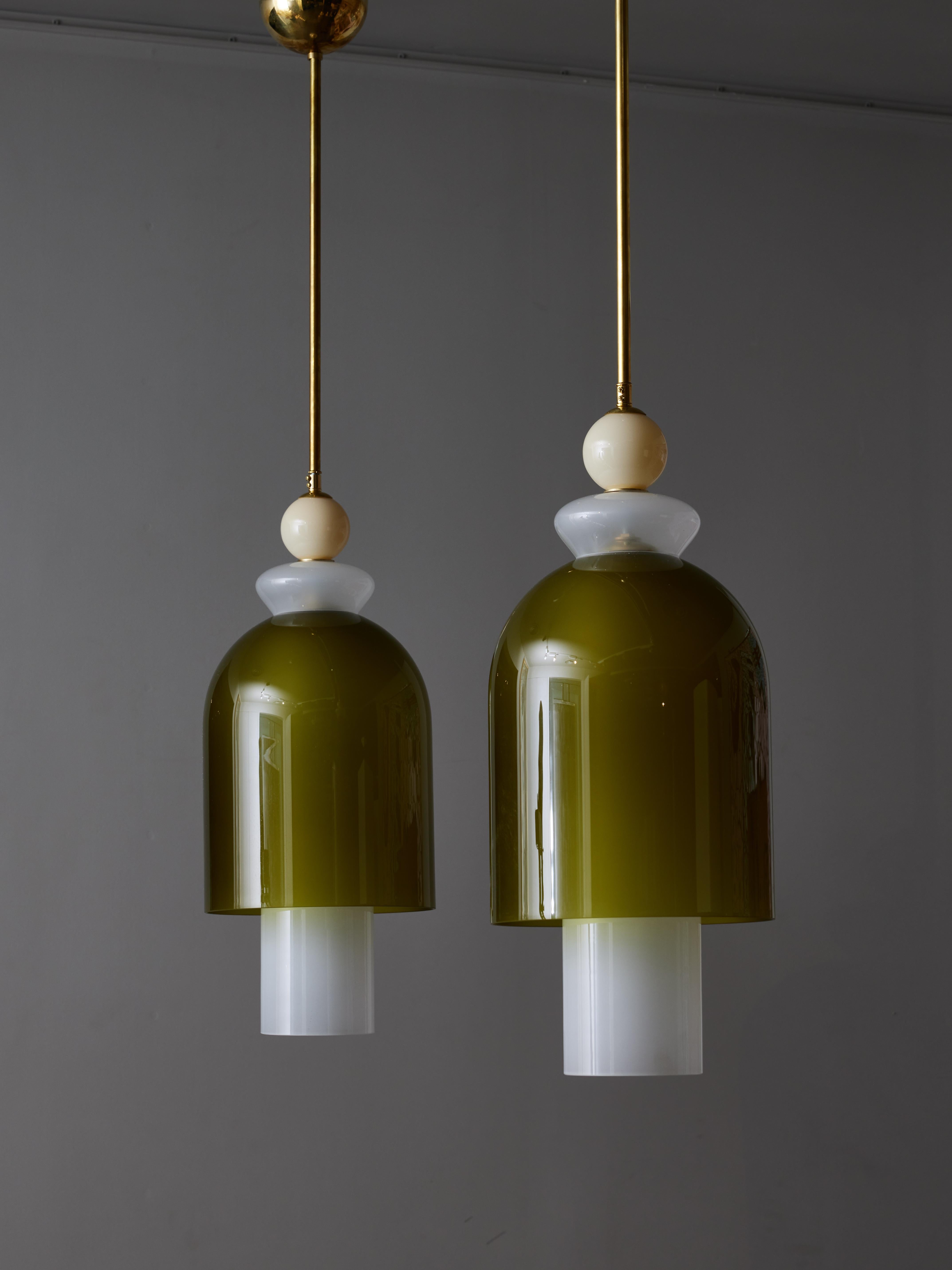 Paire de suspensions décoratives composées d'une tige en laiton et de tubes et décors en verre de Murano de différentes tailles en blanc, vert et beige très doux.