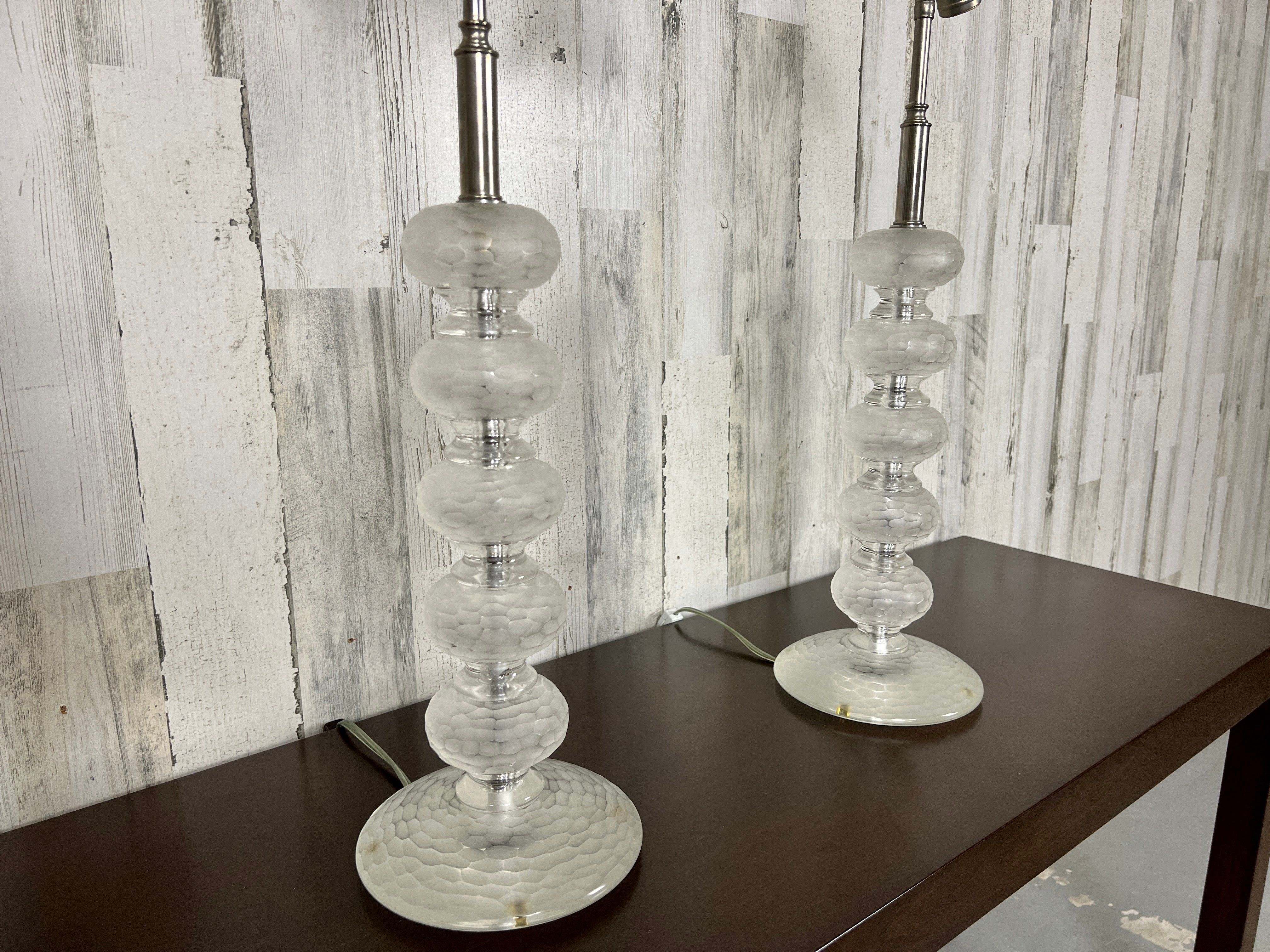 Ein Paar stilvolle Lampen aus facettiertem Murano-Glas mit vernickelten Beschlägen, beide auf der Innenseite des Sockels signiert Cenedese.
Die Lampenschirme sind nicht enthalten.