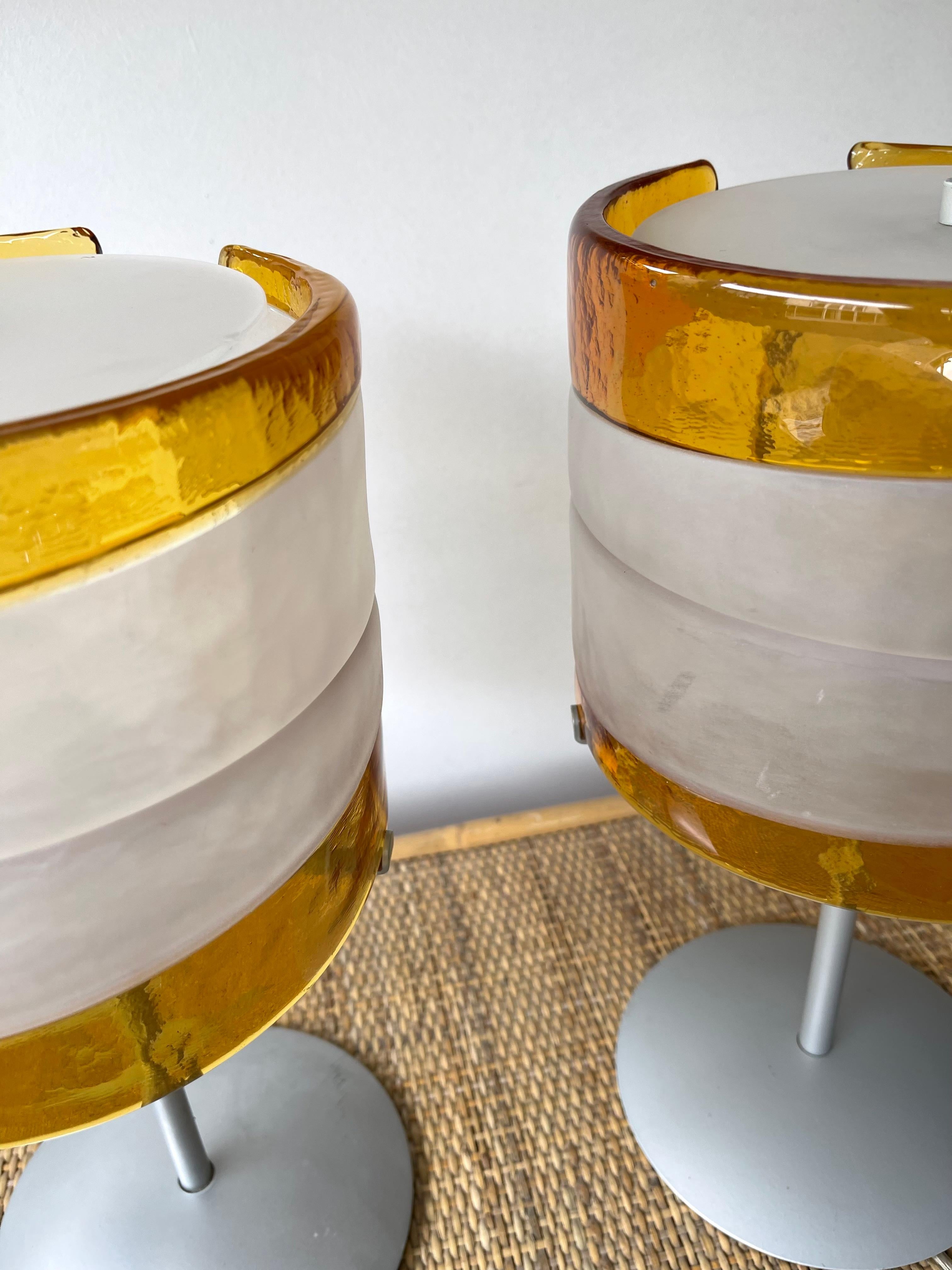 Paire de lampes de chevet ou de lampes en verre soufflé de Murano, datant du milieu du siècle dernier et de l'ère spatiale. Travail artisanal de conception italienne par la manufacture Mazzega. Timbre original de Mazzega. Des fabricants célèbres