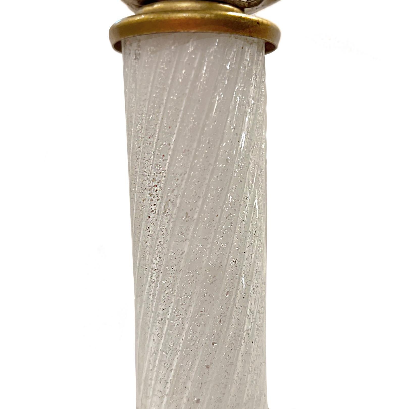 Paire de lampes en verre soufflé blanc de Murano datant des années 1930, avec des fleurs en verre rose appliquées et des mouchetures argentées dans le verre blanc.

Mesures :
Hauteur du corps : 17
Diamètre : 6.5
