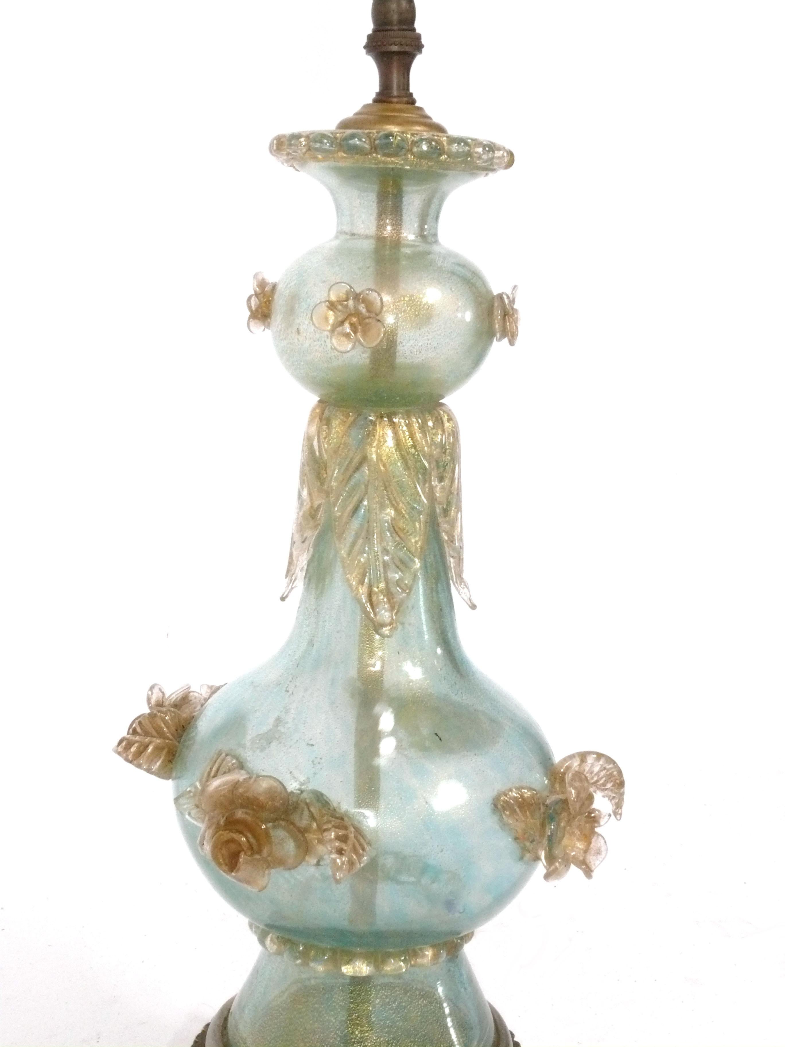 Paire de lampes en verre de Murano bleu clair et or, attribuées à Barovier&Toso, Italie, vers les années 1950. La hauteur au sommet des prises est de 26