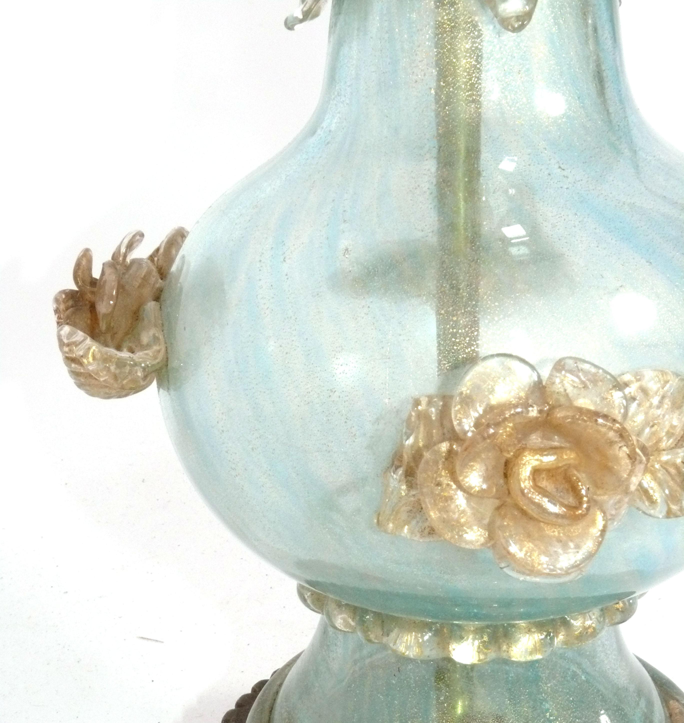 italien Paire de lampes en verre de Murano bleu clair et or circa 1950 Câblées en vente