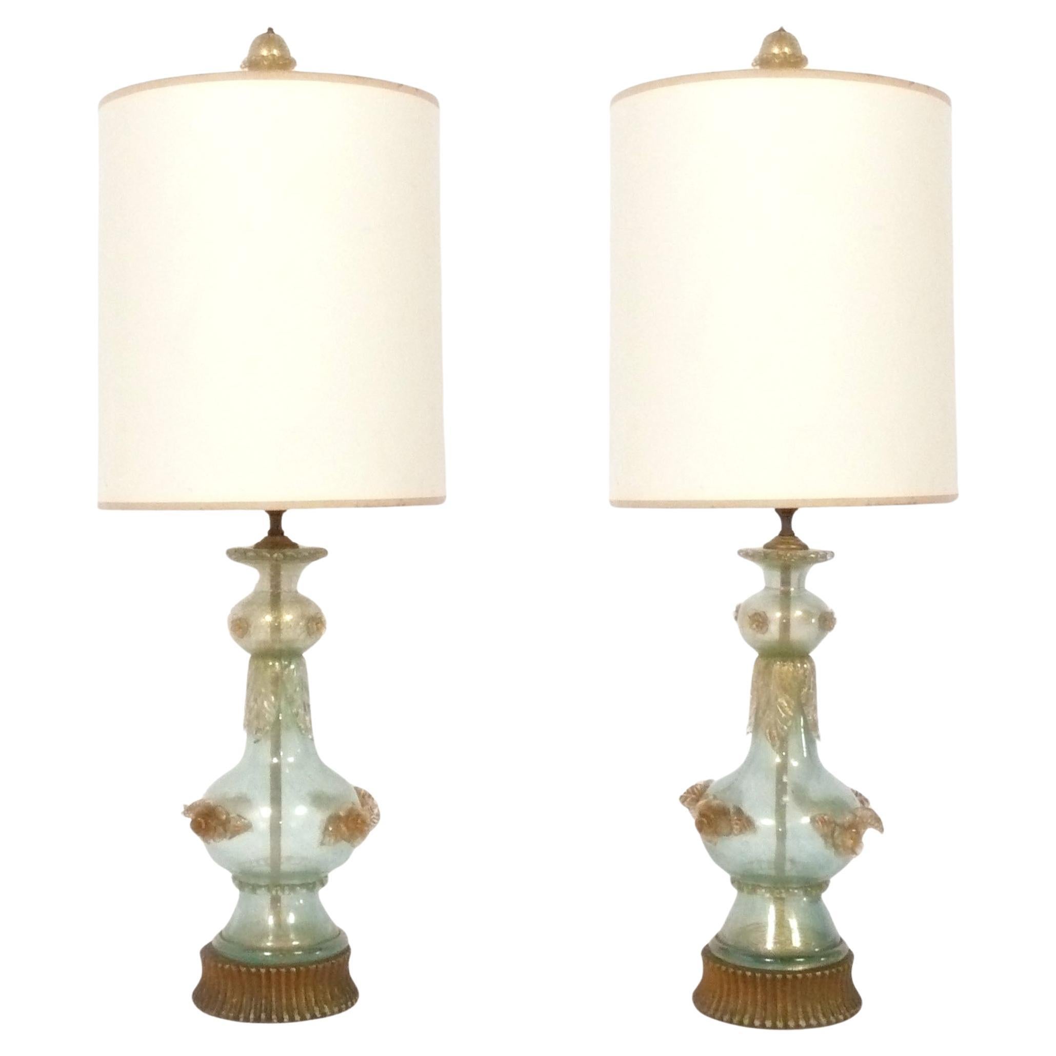 Paire de lampes en verre de Murano bleu clair et or circa 1950 Câblées en vente