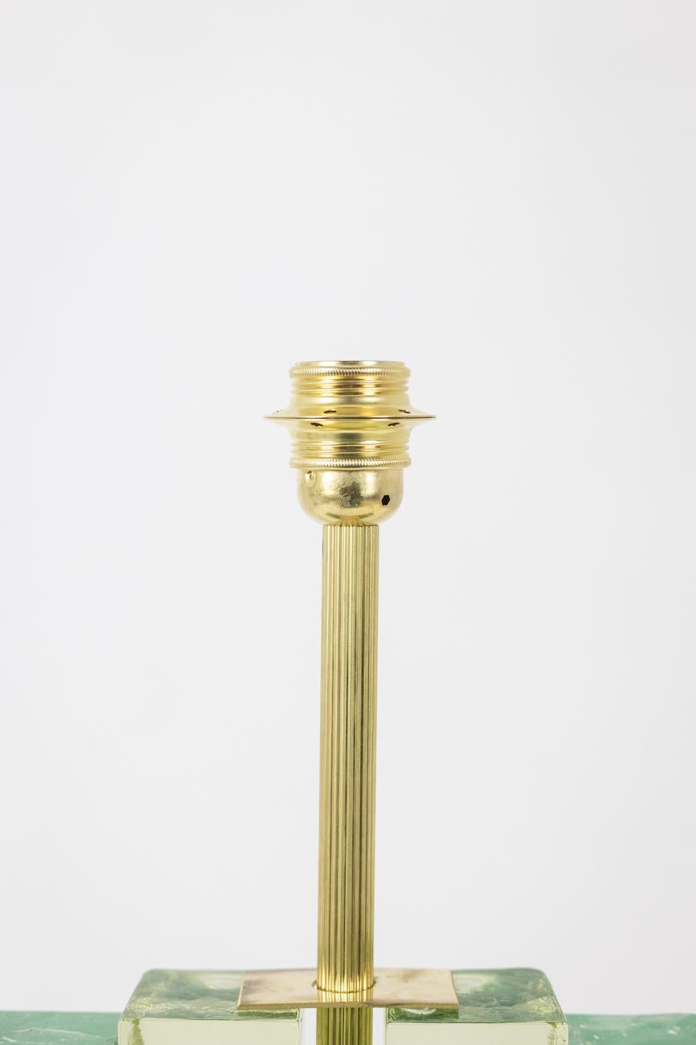 Paire de lampes en verre de Murano en vert irisé et laiton doré, de forme cubique.

Œuvres italiennes du 20e-21e siècle.

Dimensions : H 50 x L 26 x P 8,5 cm : H 50 x L 26 x P 8,5 cm

Fonctionne avec une douille E27 à large base.

Référence :