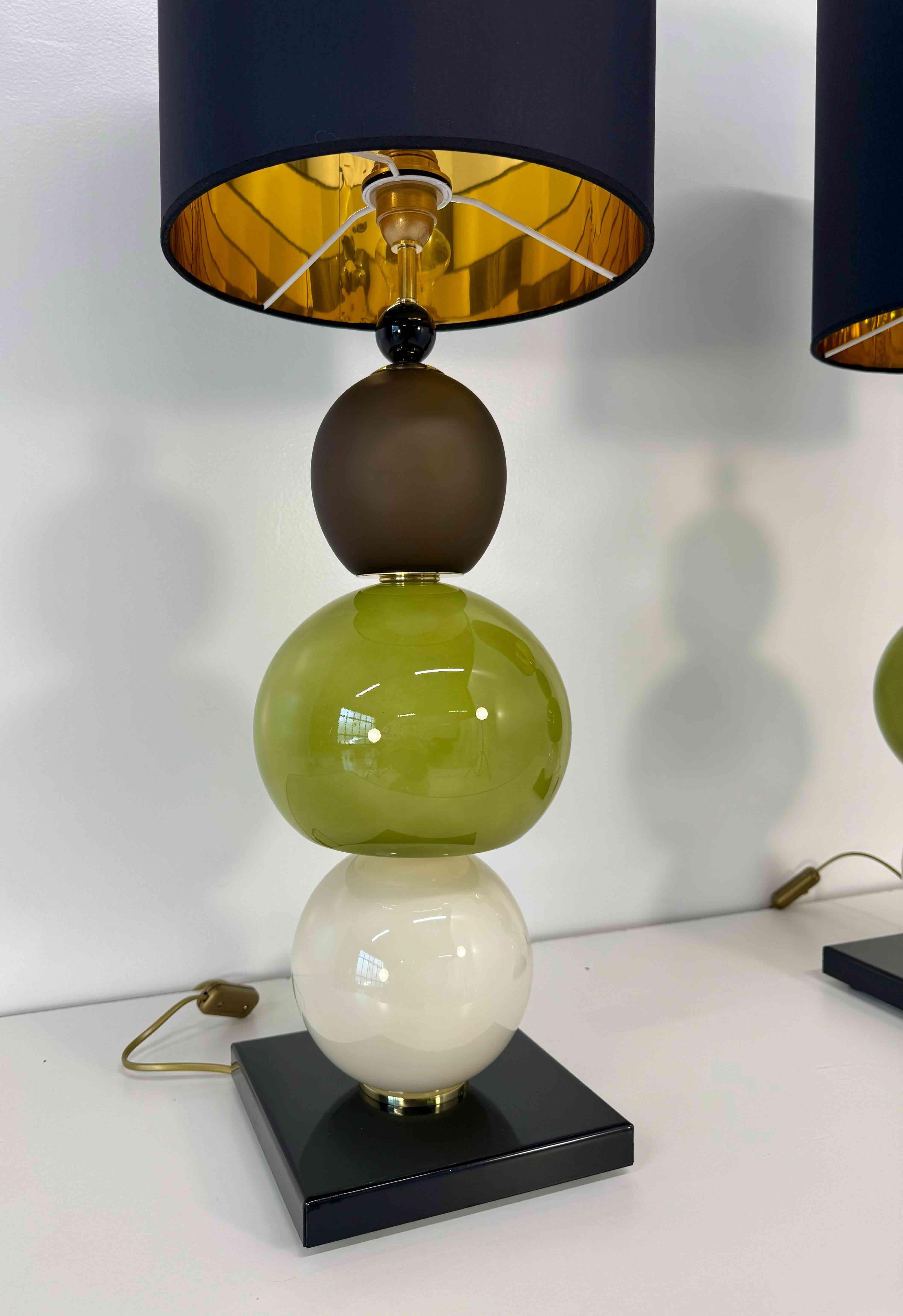 Verre de Murano Paire de lampes en verre de Murano avec sphères brunes, vertes et blanc perle en vente