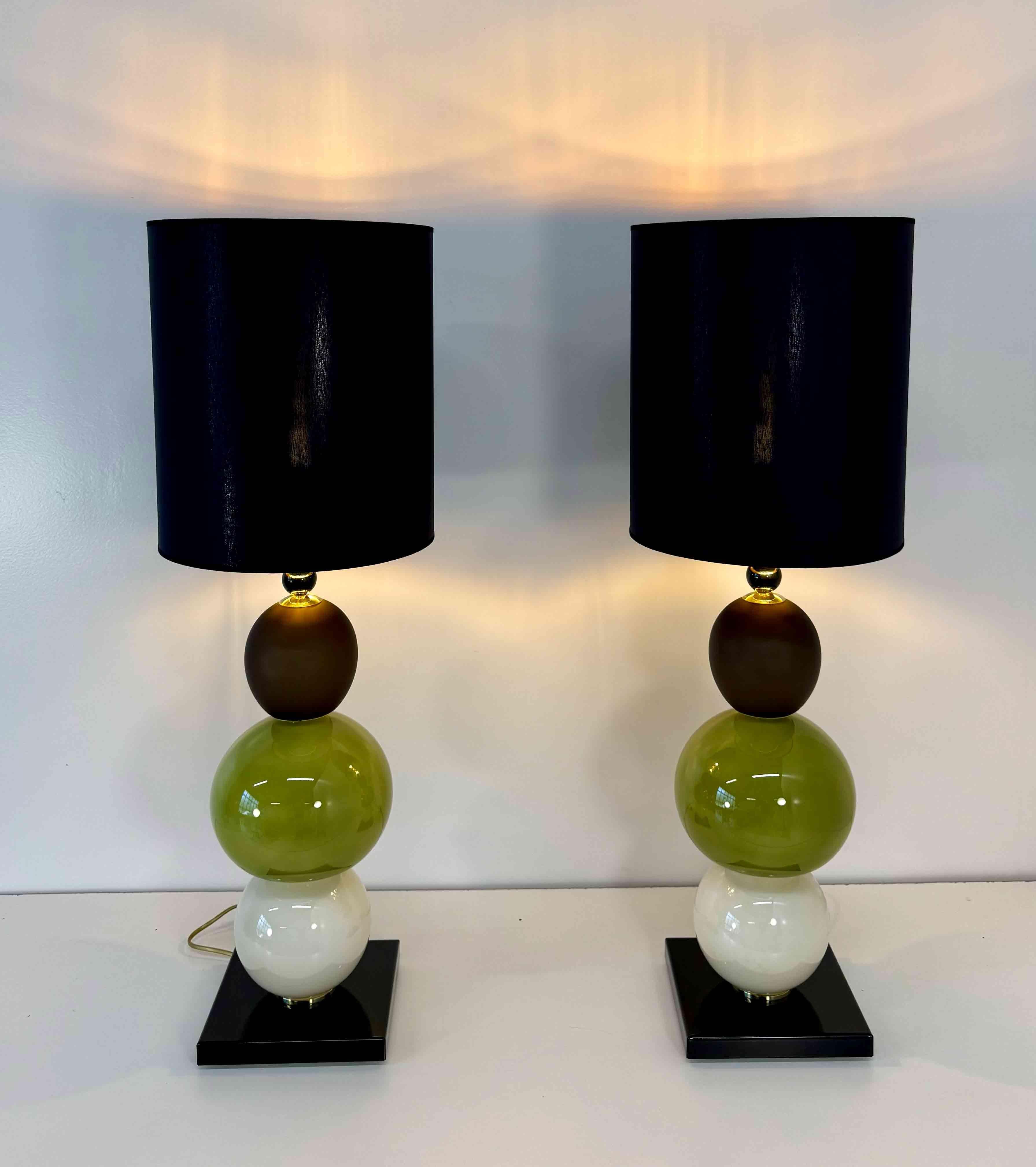 Paire de lampes en verre de Murano avec sphères brunes, vertes et blanc perle en vente 2