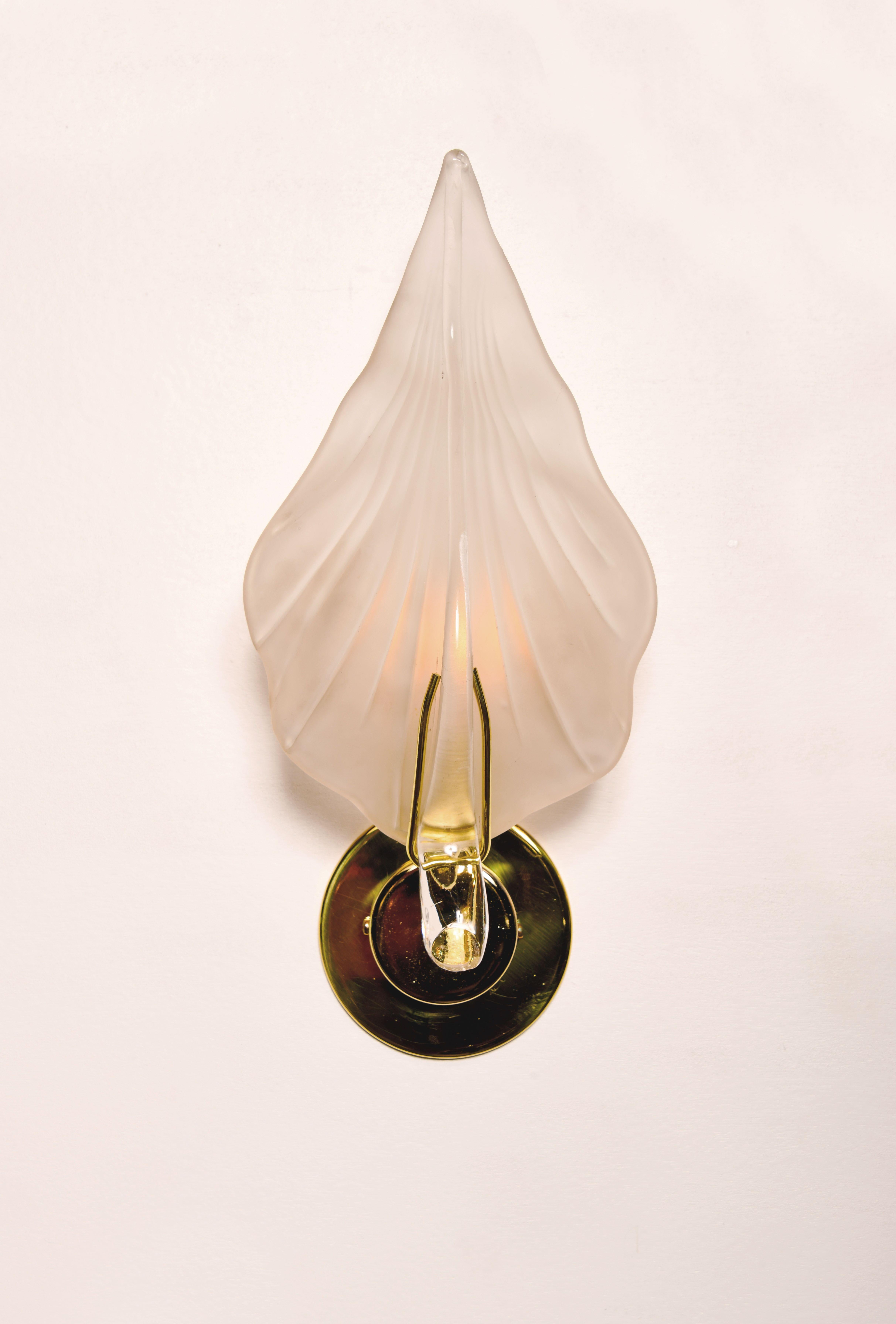 Paire d'appliques fantaisistes avec des abat-jours en verre de Murano coulés à la main avec une finition givrée et des plaques de fond rondes en laiton massif poli.

Le Studio Thomas représente une collaboration à plusieurs niveaux et à plusieurs