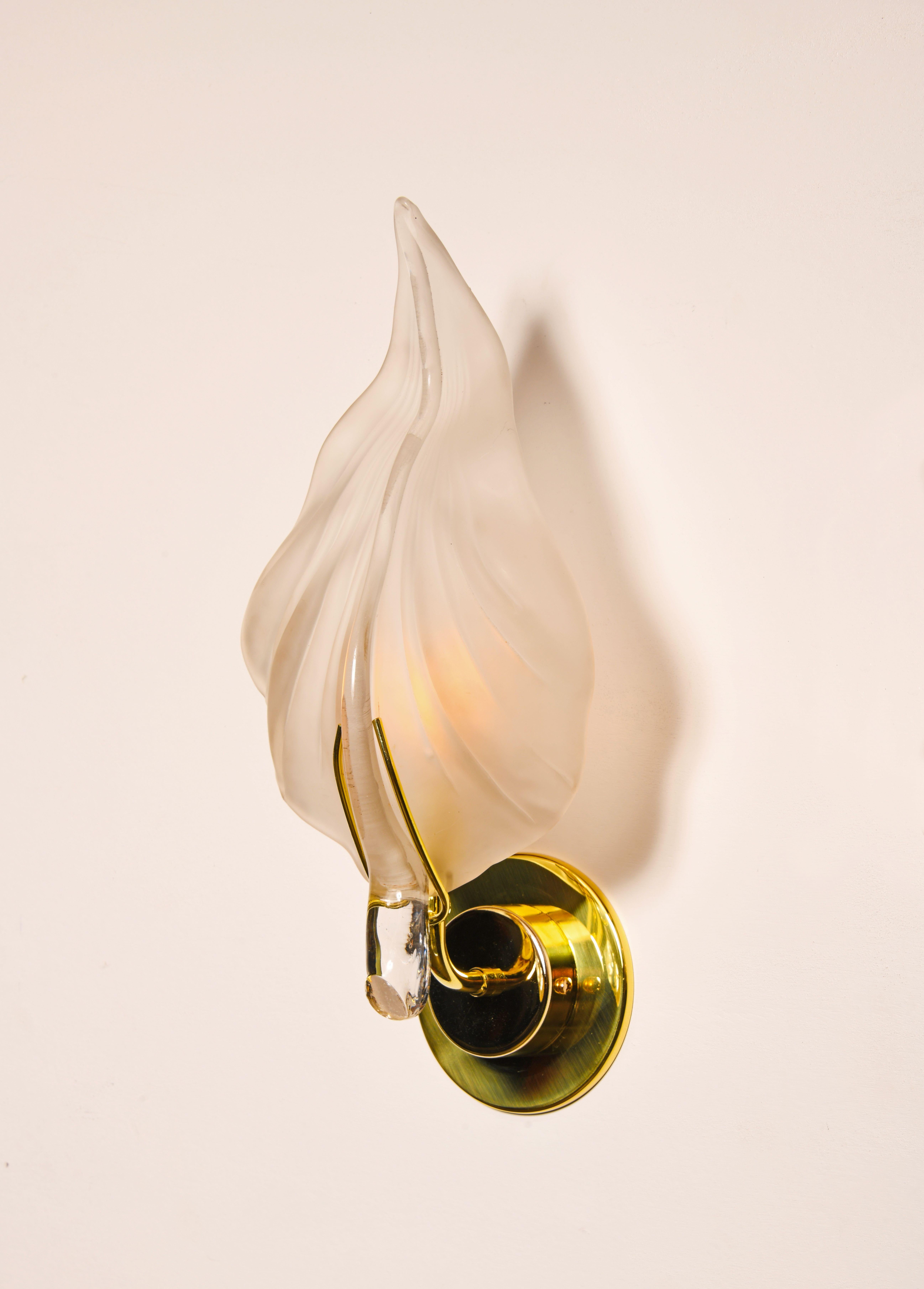 italien Paire d'appliques à feuilles en verre de Murano coulé à la main avec finition givrée Plaquage en laiton en vente