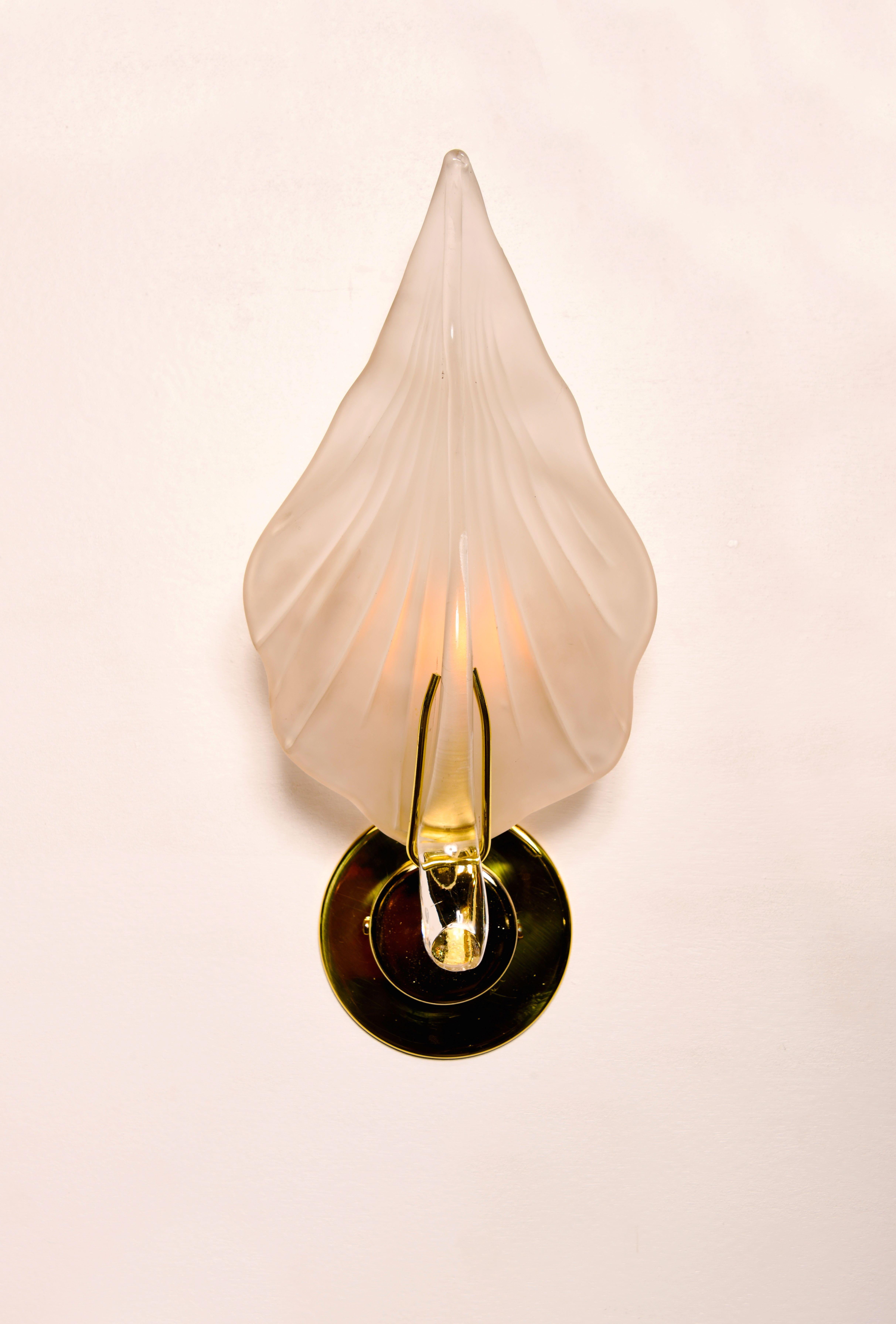 Poli Paire d'appliques à feuilles en verre de Murano coulé à la main avec finition givrée Plaquage en laiton en vente