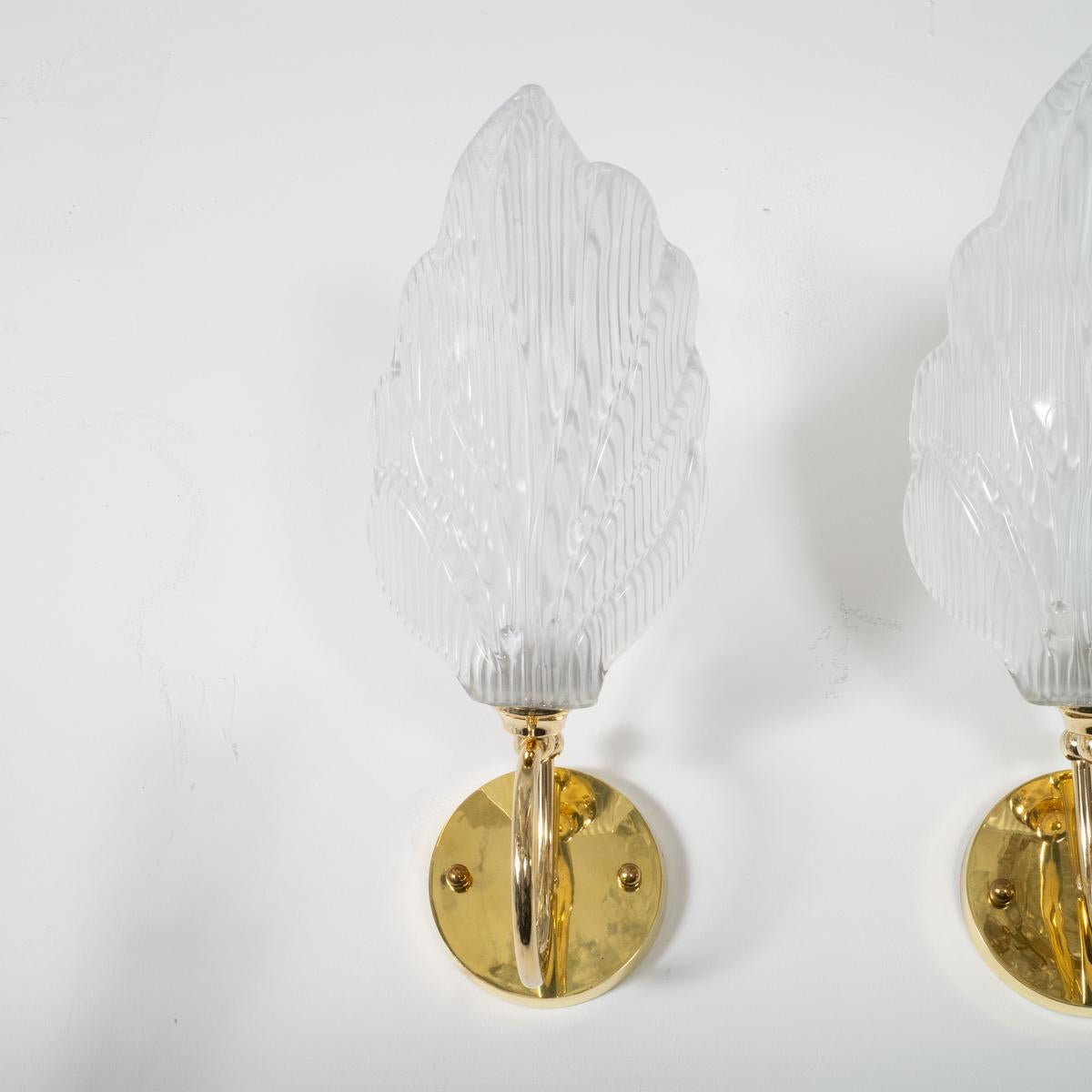 Pair of Murano glass leaf sconces In Good Condition For Sale In Tarrytown, NY