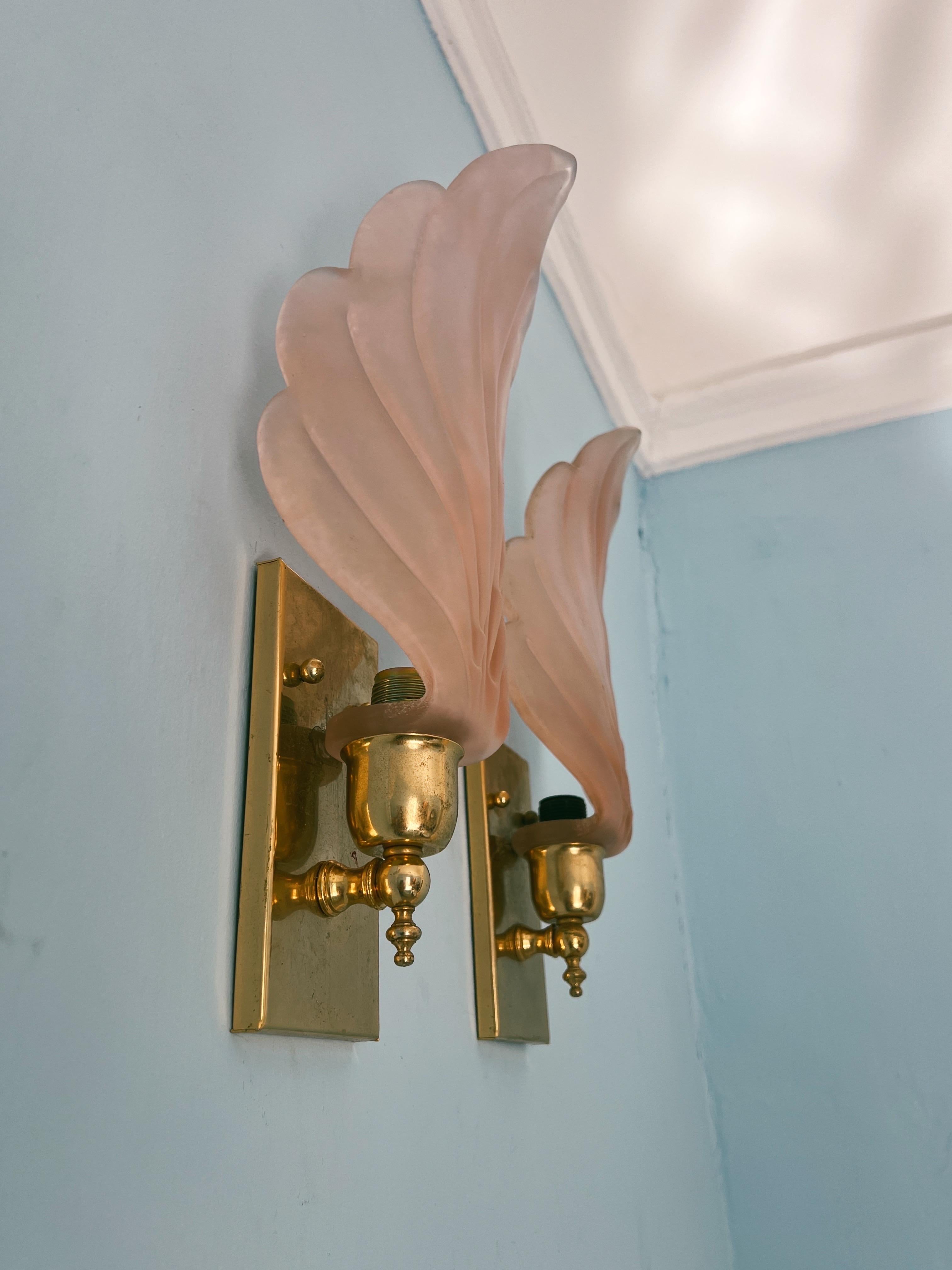 Pareja de apliques de hojas de cristal de Murano, Italia, Siglo XX

Un encantador par de apliques de cristal de Murano, cada uno elaborado con una delicada forma de hoja de suave cristal rosa claro. Las hojas están montadas sobre una base de metal