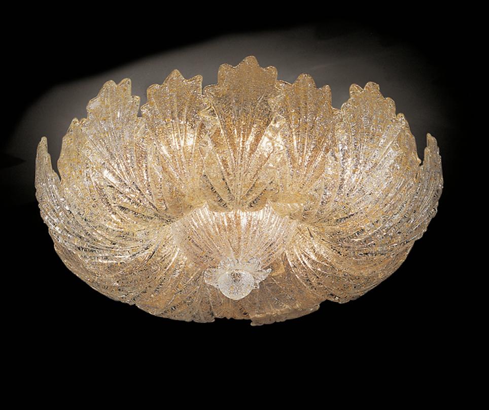 Esta lámpara de techo realizada en puras hojas de cristal de Murano con intrusión de oro. Disponible también con hojas de graniglia transparentes.
Asombrosa estructura y tejadillo chapados en oro de 24 quilates.
Esta preciosa lámpara de techo da